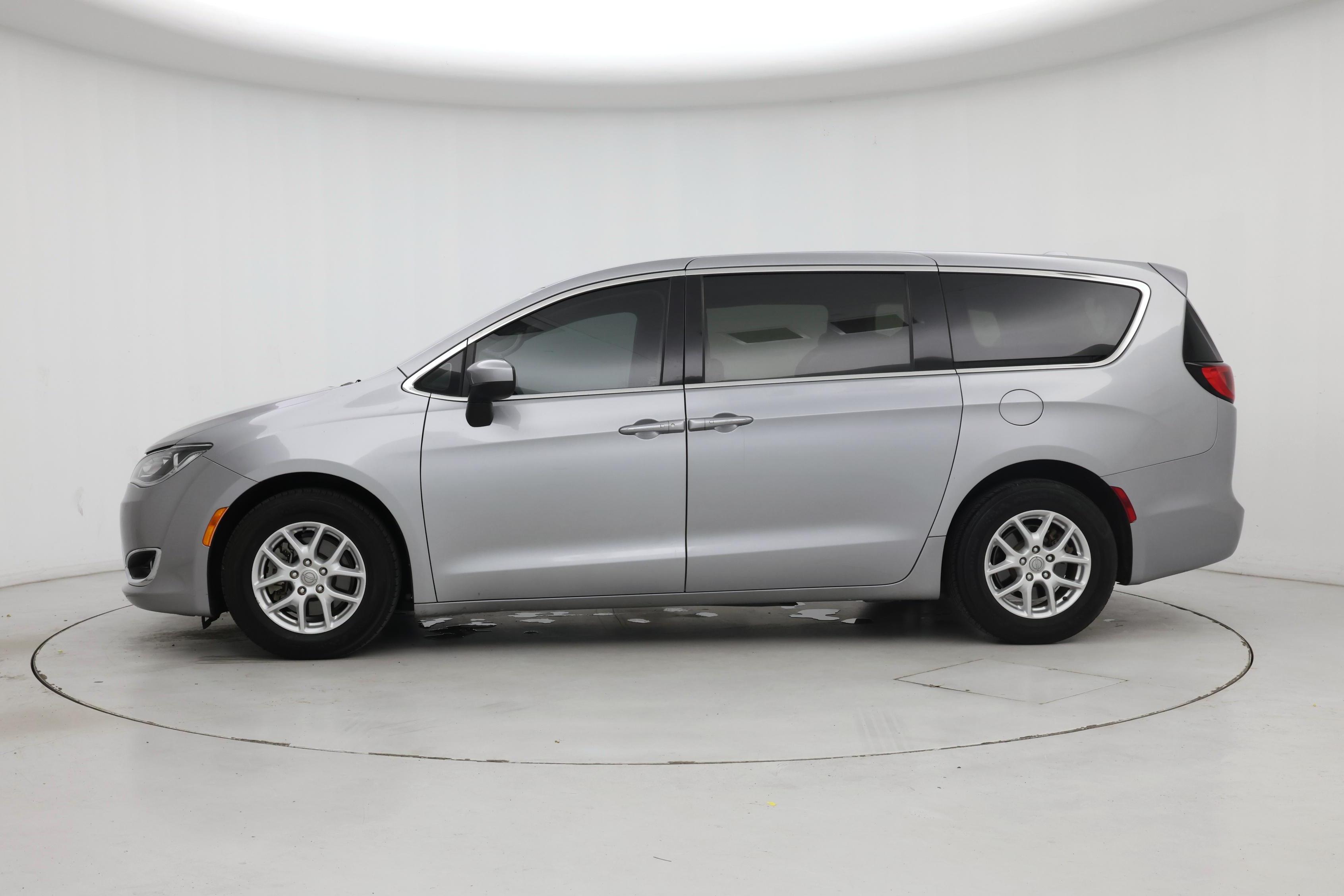Thumbnail: 2017 Chrysler Pacifica - 3