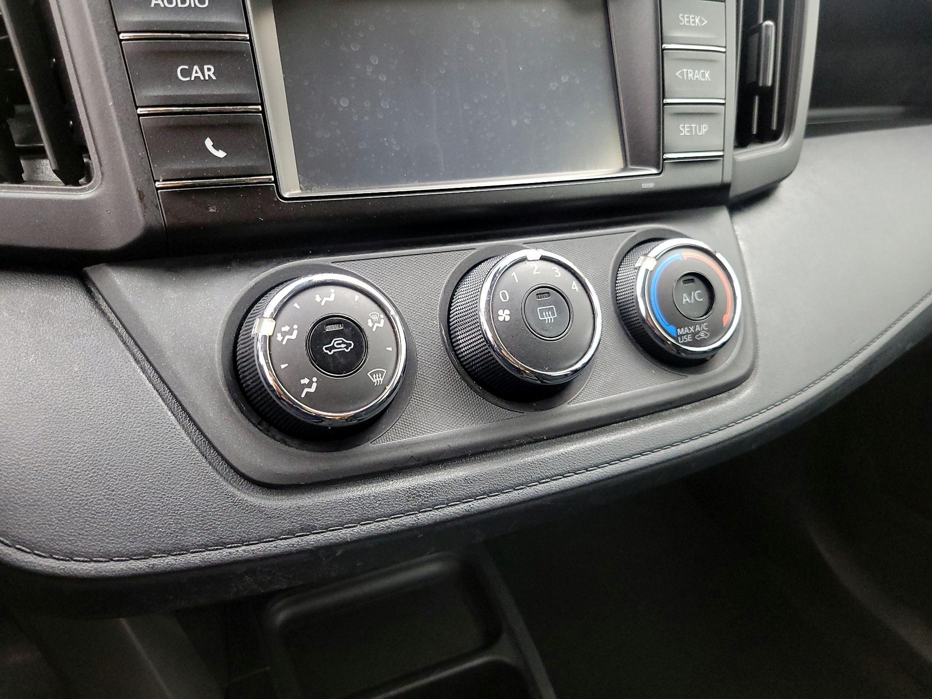 Thumbnail: 2018 Toyota RAV4 - 16