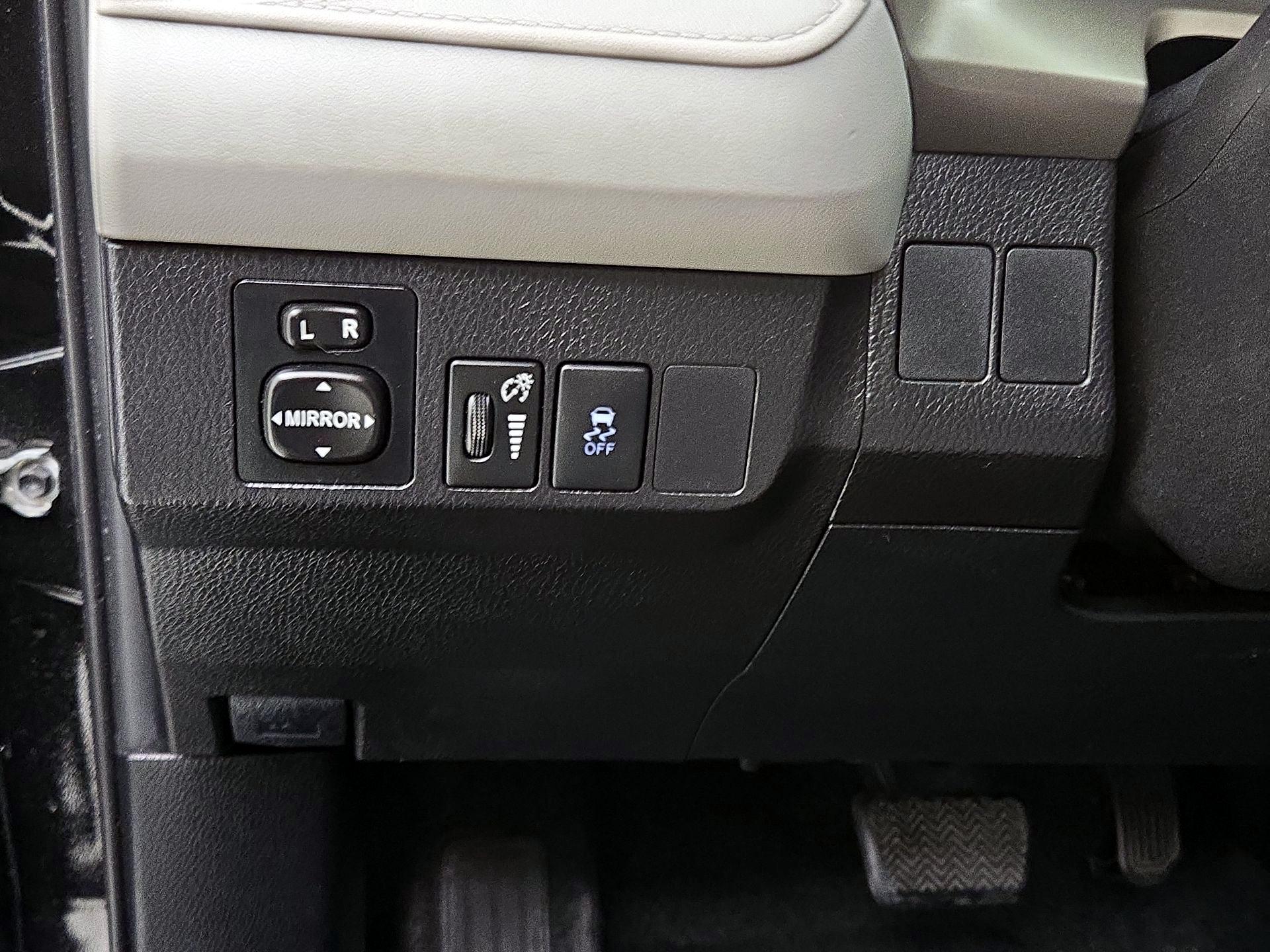 Thumbnail: 2014 Toyota RAV4 - 13