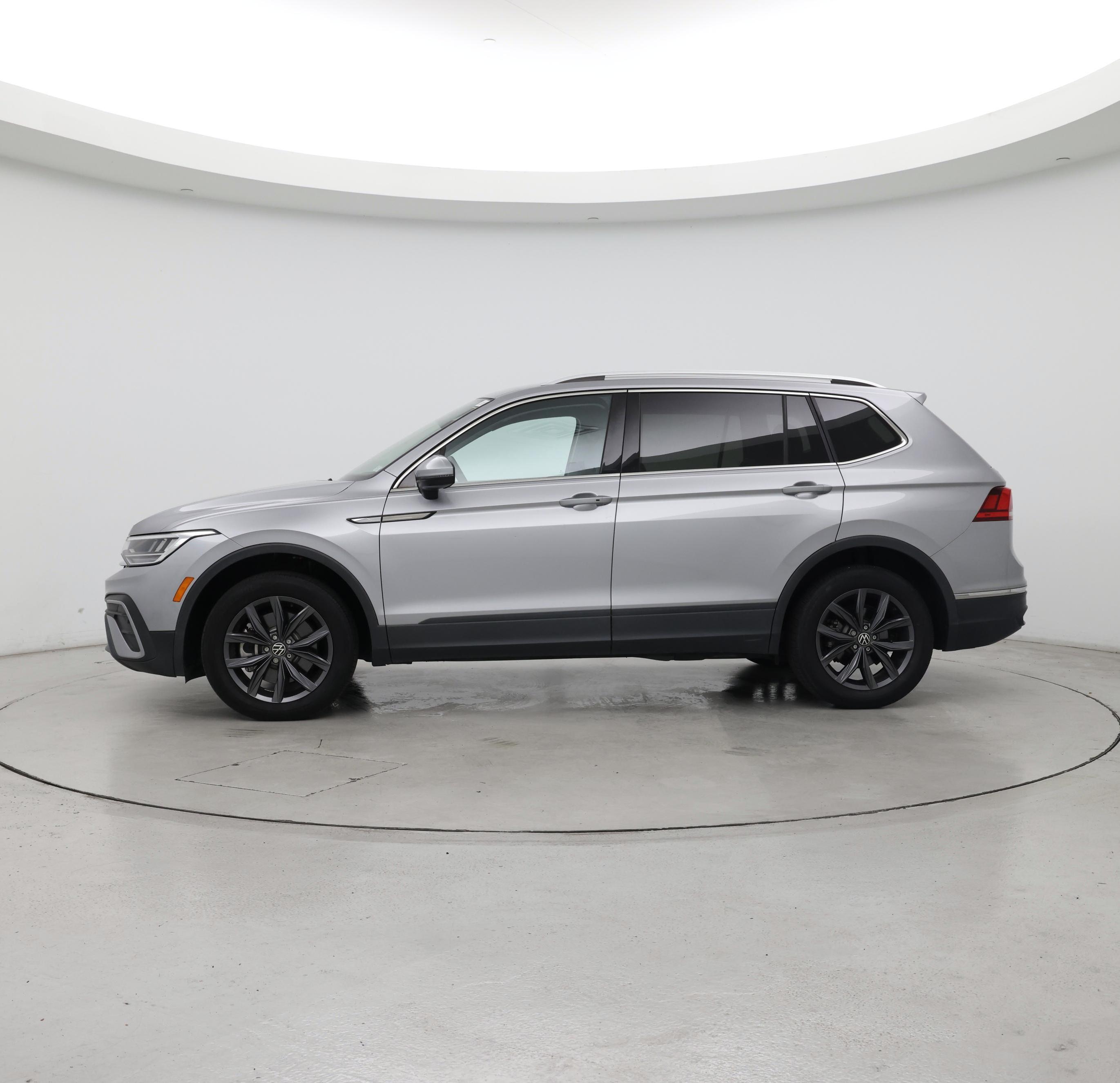 Thumbnail: 2022 Volkswagen Tiguan - 3