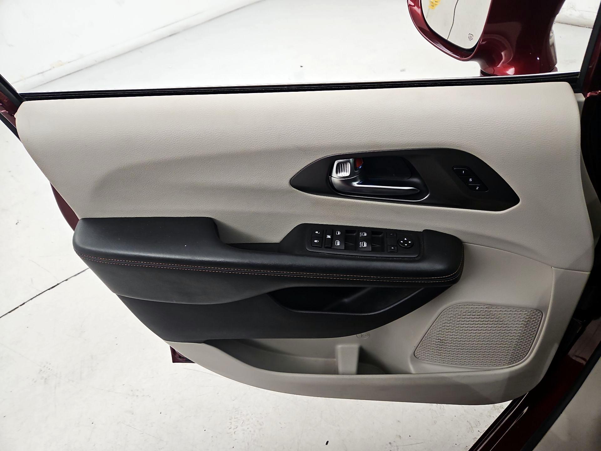 Thumbnail: 2020 Chrysler Pacifica - 12