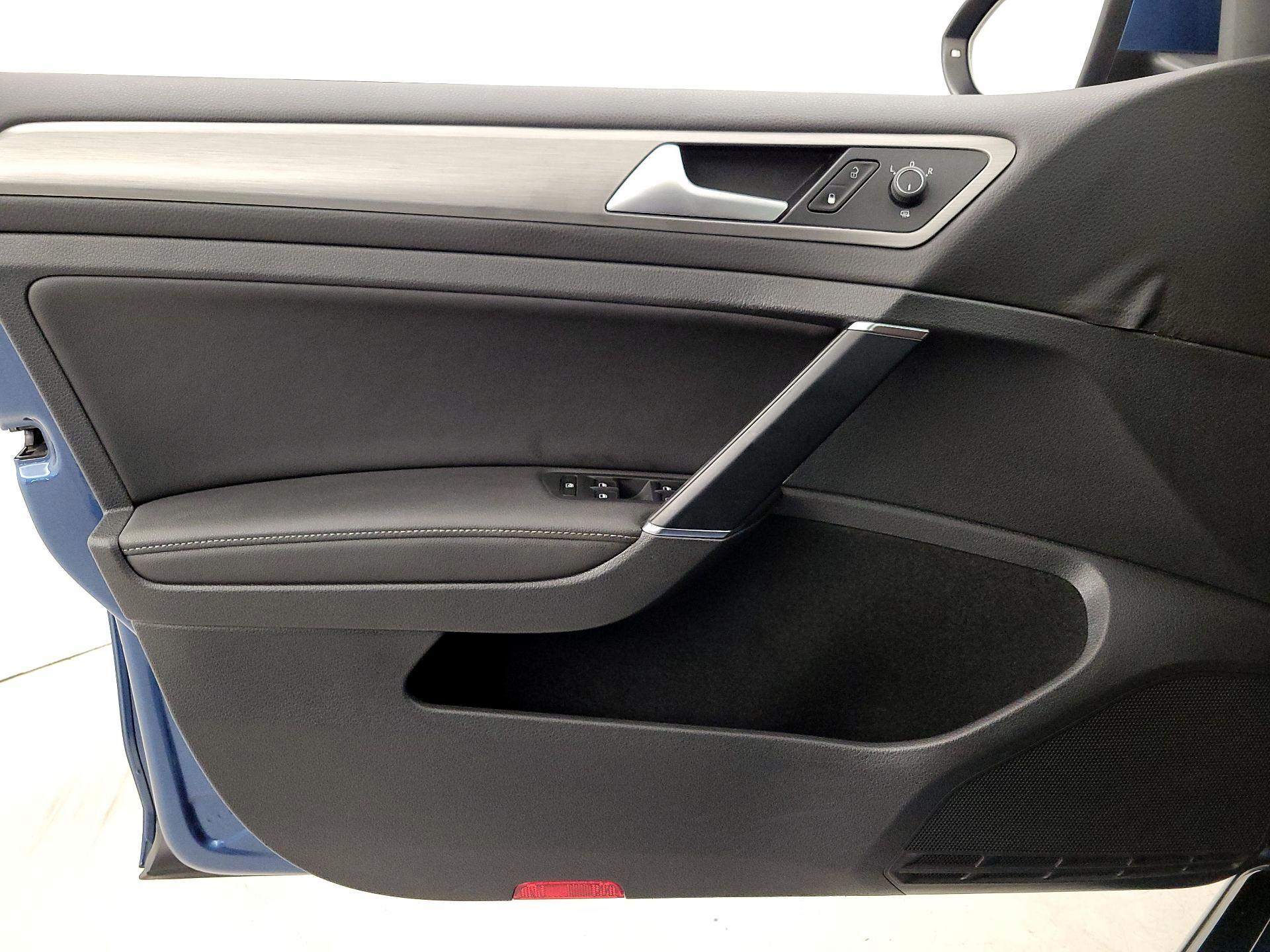 Thumbnail: 2015 Volkswagen Golf - 12