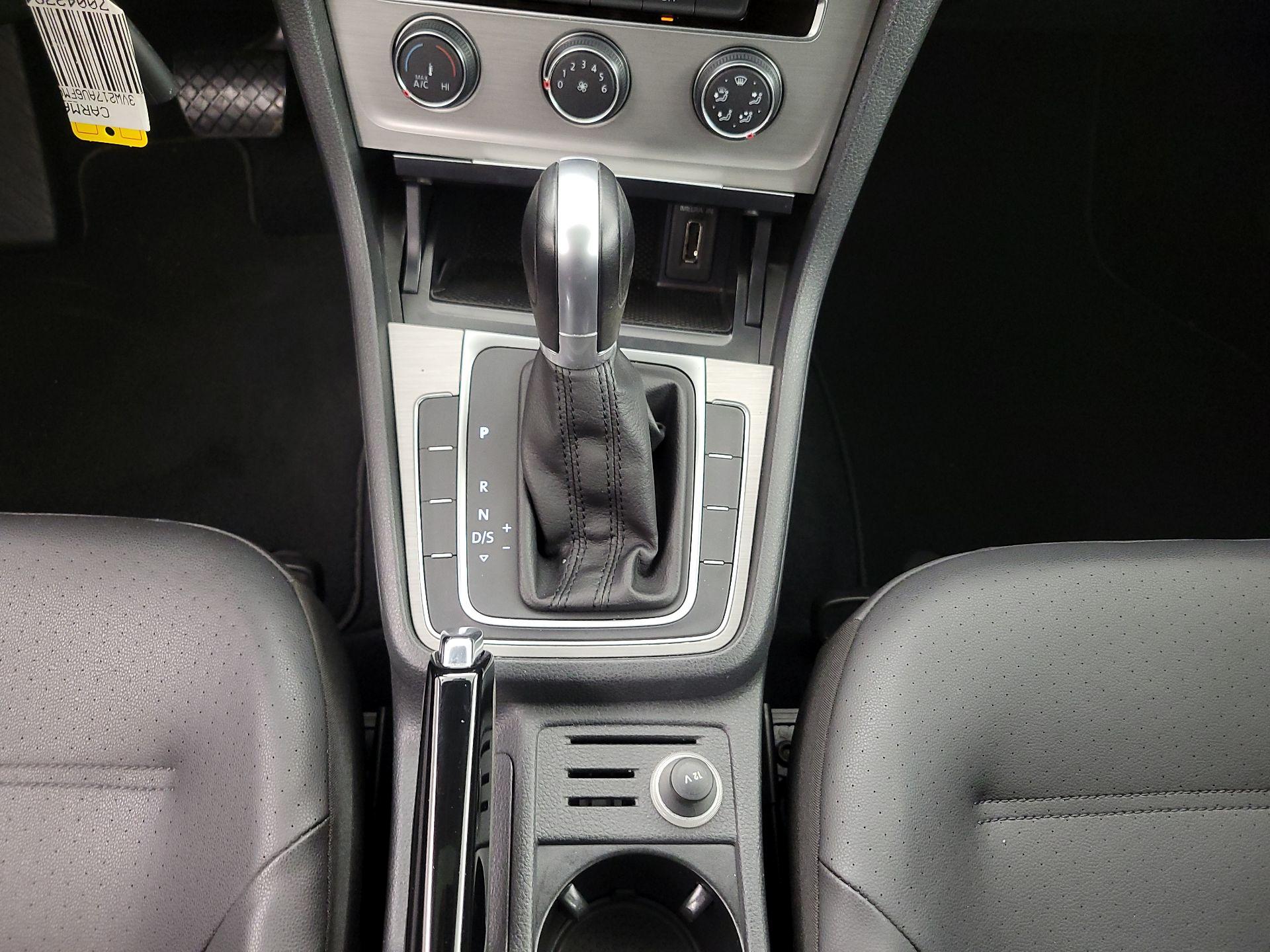 Thumbnail: 2015 Volkswagen Golf - 16