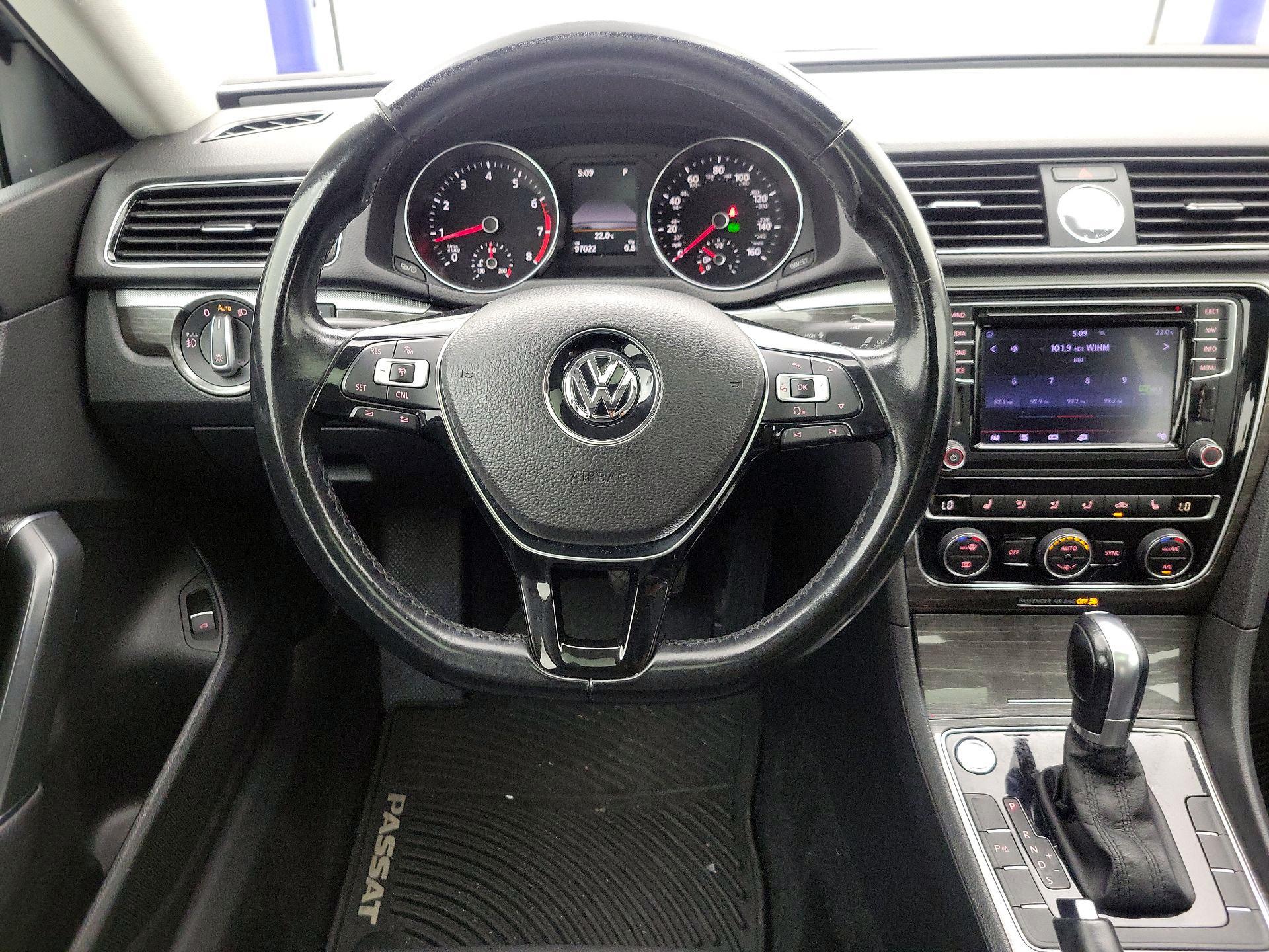 Thumbnail: 2017 Volkswagen Passat - 10