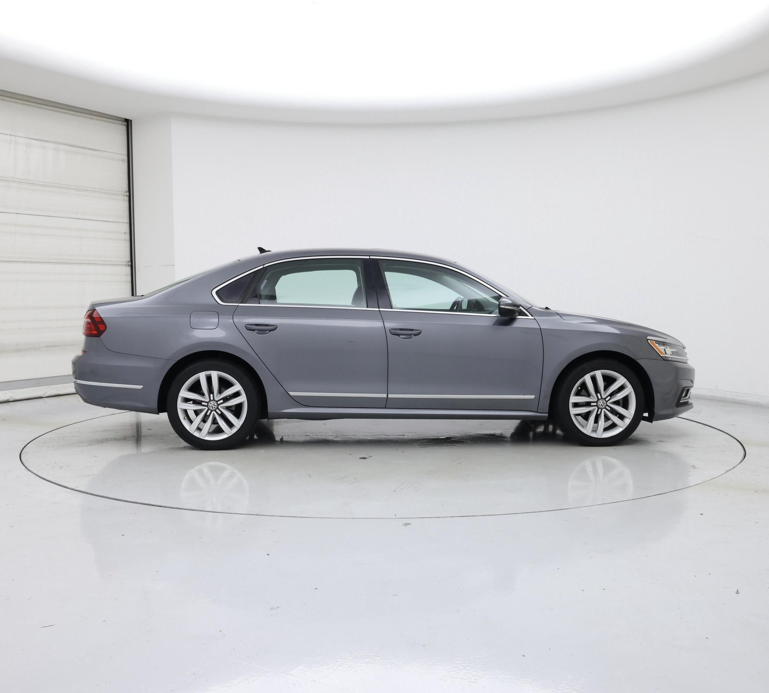Thumbnail: 2017 Volkswagen Passat - 7