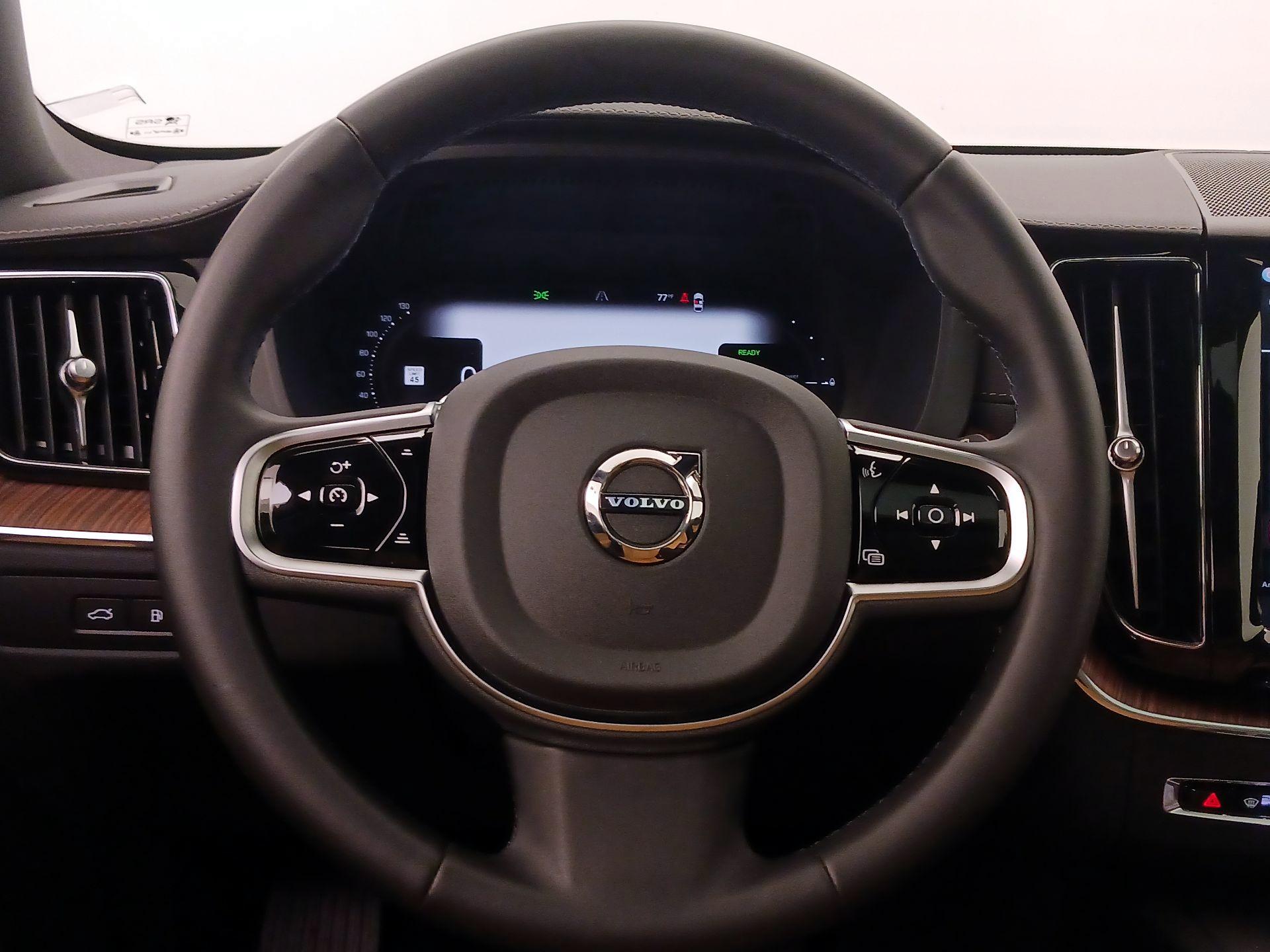 Thumbnail: 2025 Volvo XC60 - 10