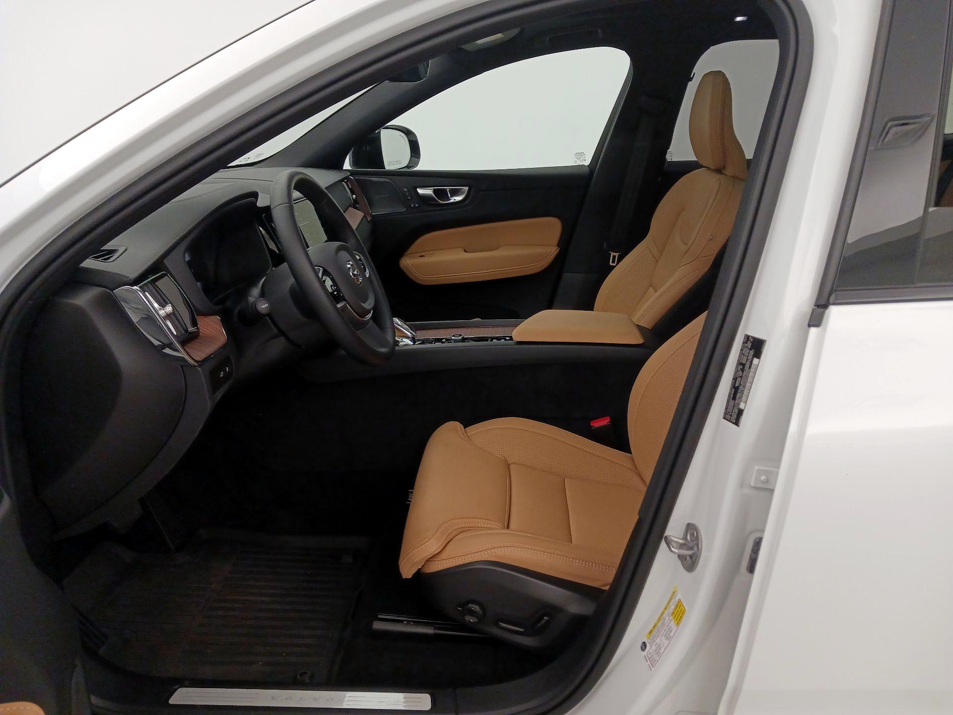 Thumbnail: 2025 Volvo XC60 - 11