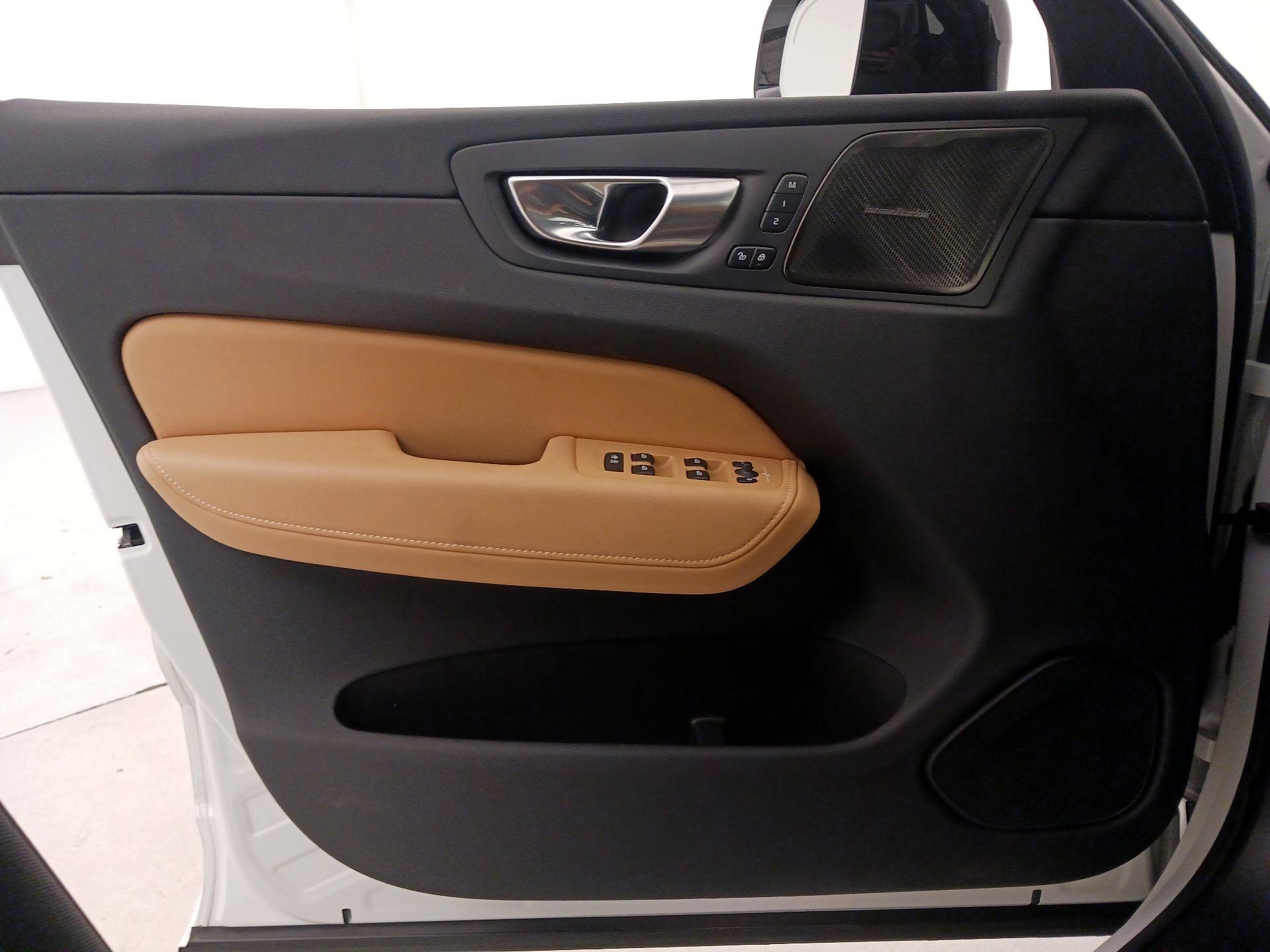 Thumbnail: 2025 Volvo XC60 - 12