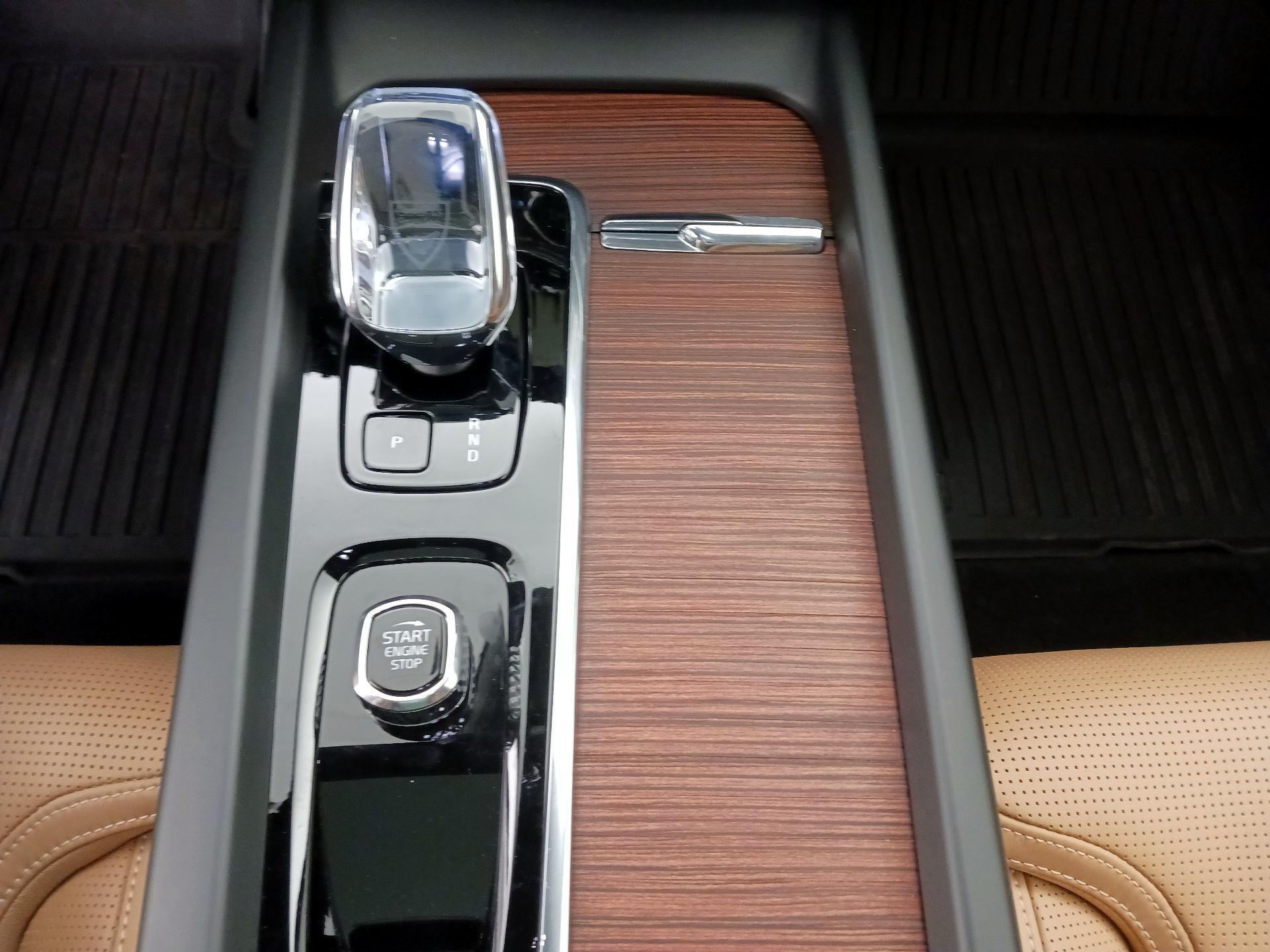 Thumbnail: 2025 Volvo XC60 - 17