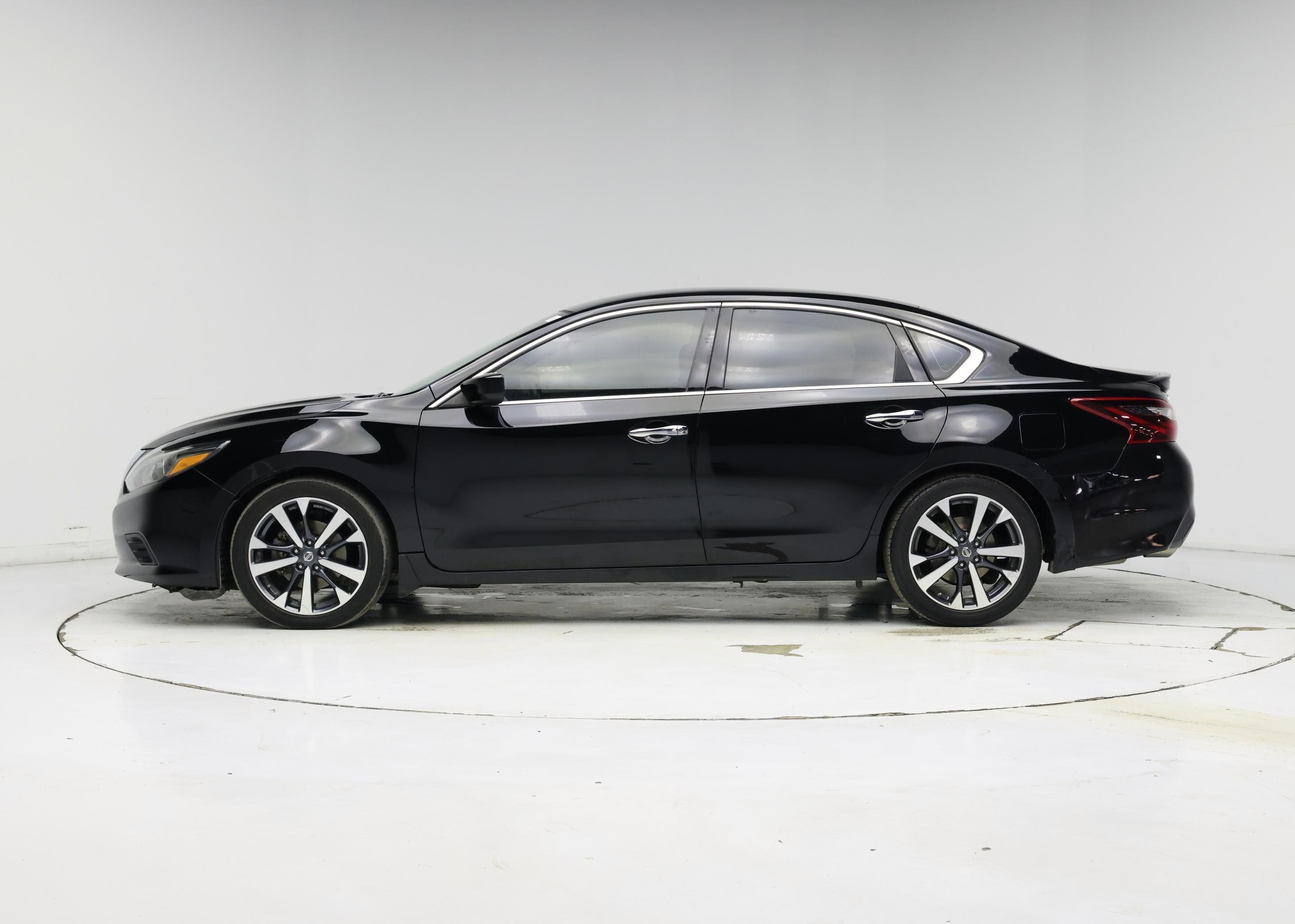 Thumbnail: 2017 Nissan Altima - 3