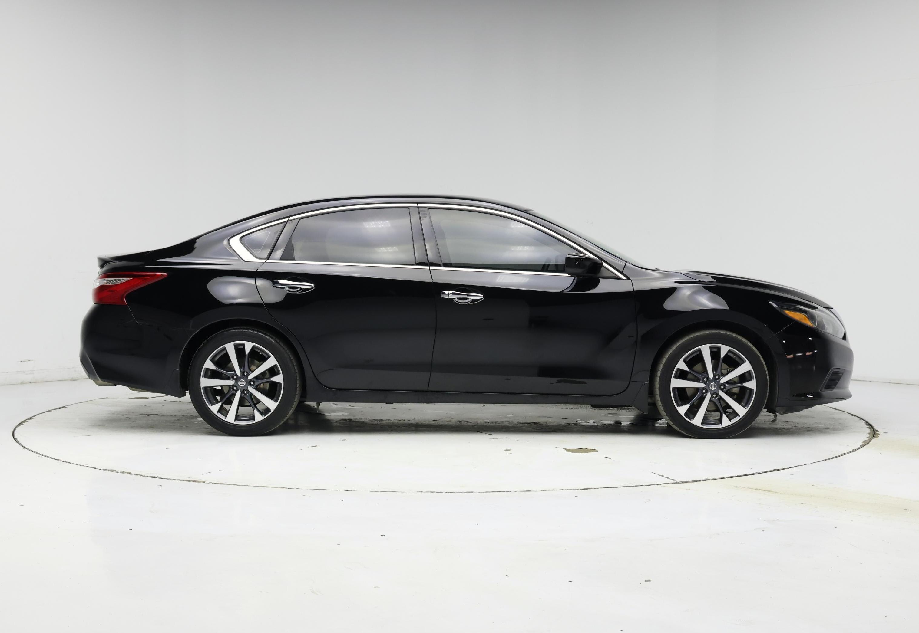 Thumbnail: 2017 Nissan Altima - 7