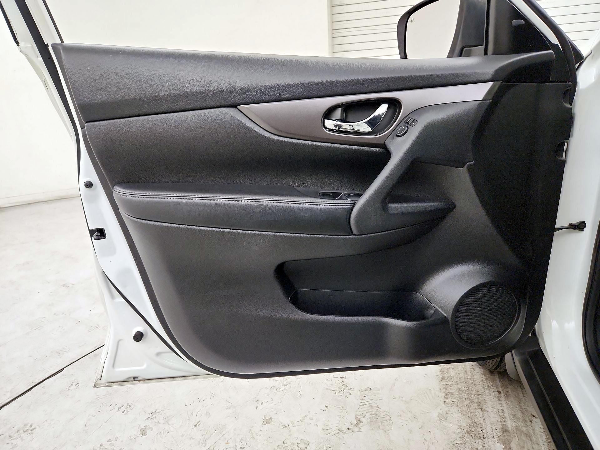 Thumbnail: 2015 Nissan Rogue - 12