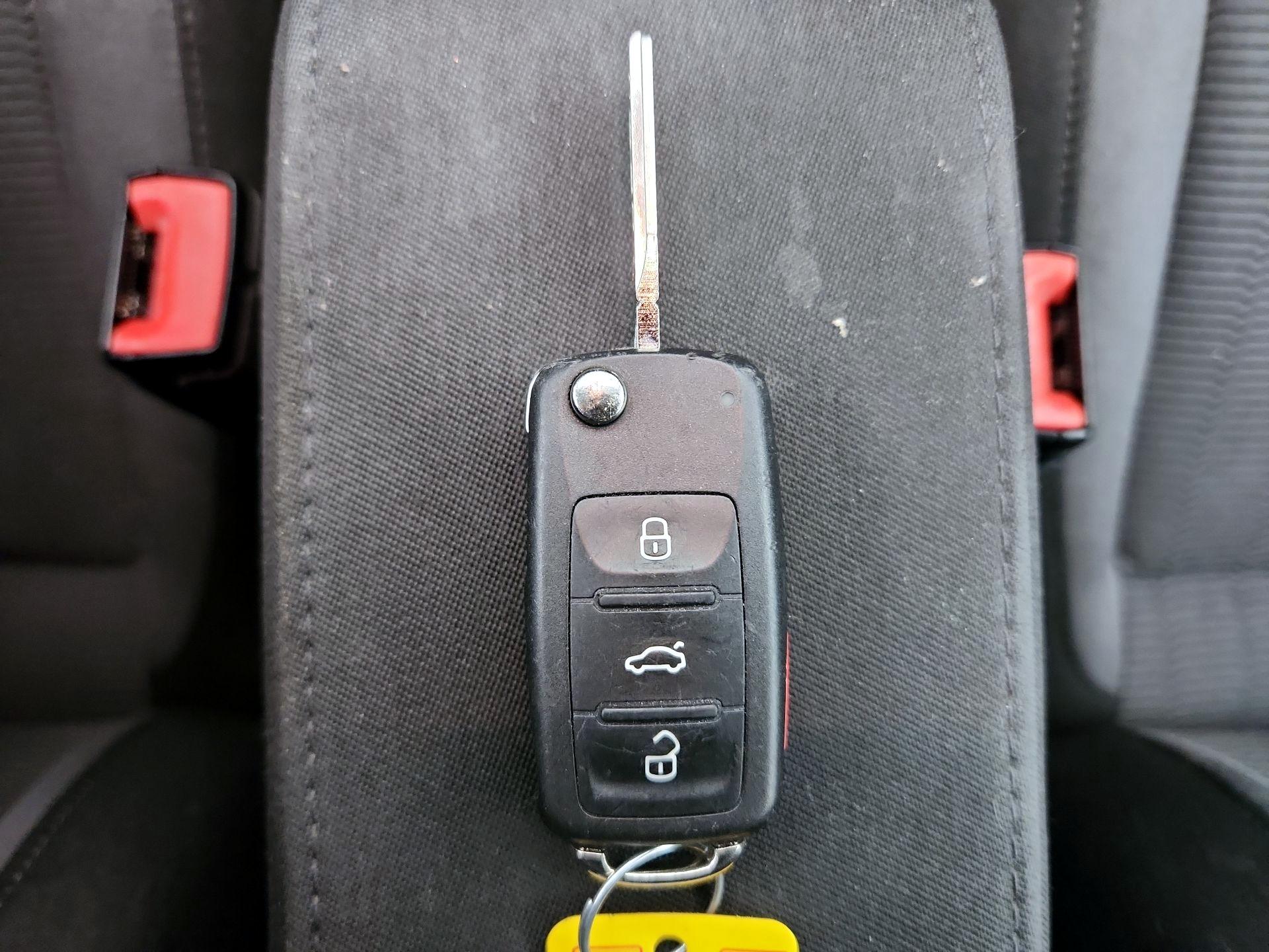 Thumbnail: 2016 Volkswagen Beetle - 20