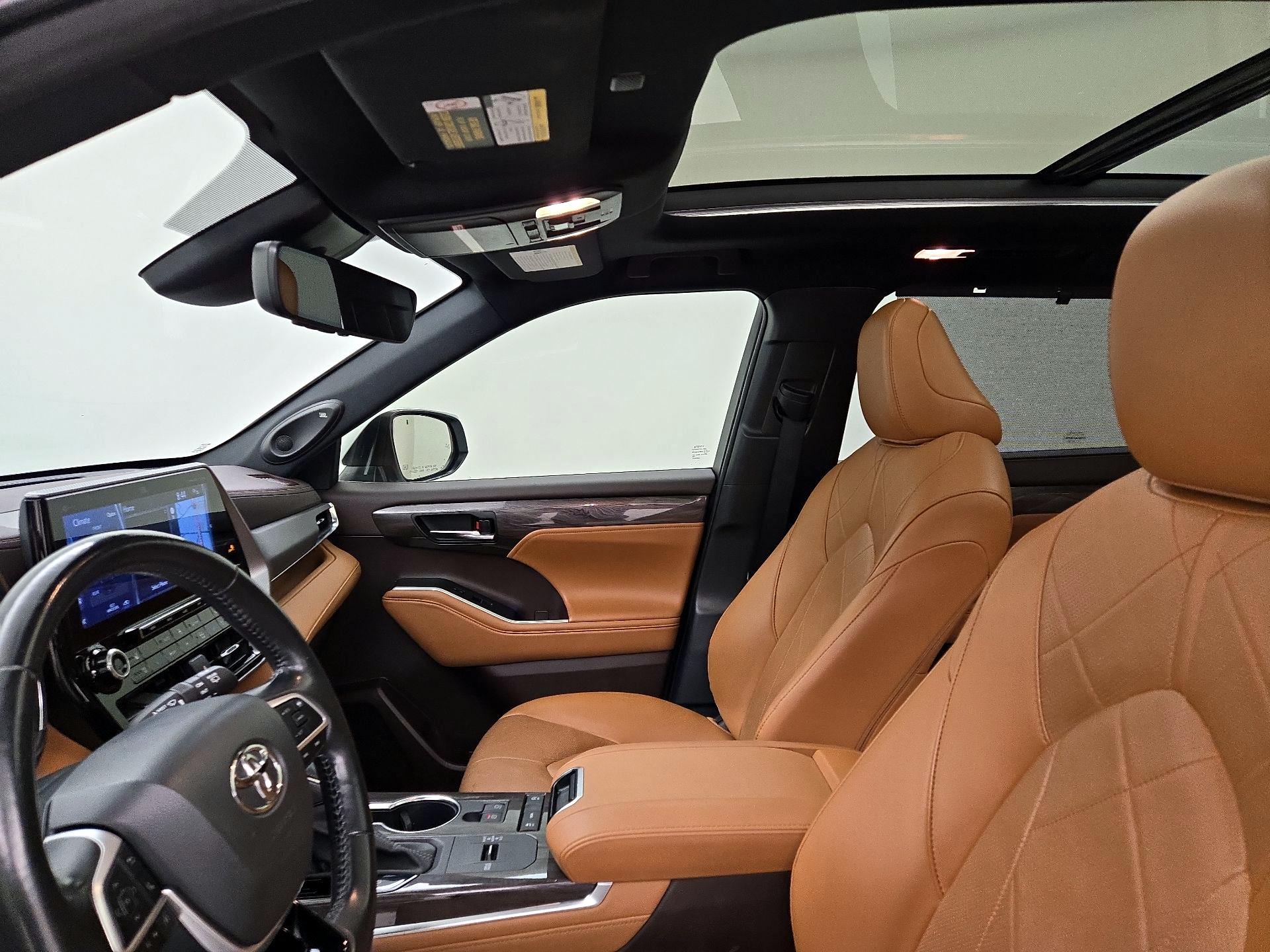 Thumbnail: 2022 Toyota Highlander - 20