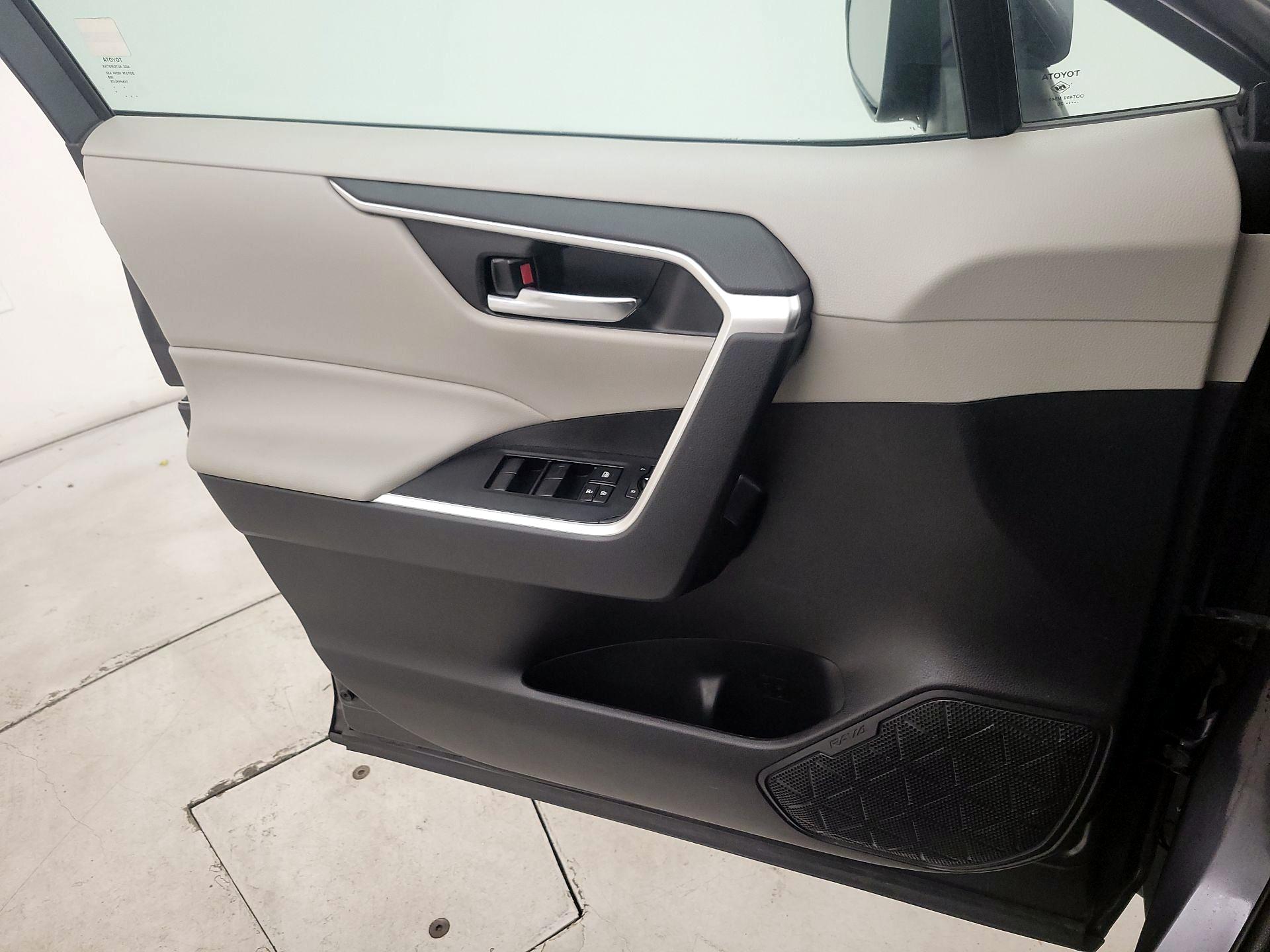 Thumbnail: 2020 Toyota RAV4 - 12