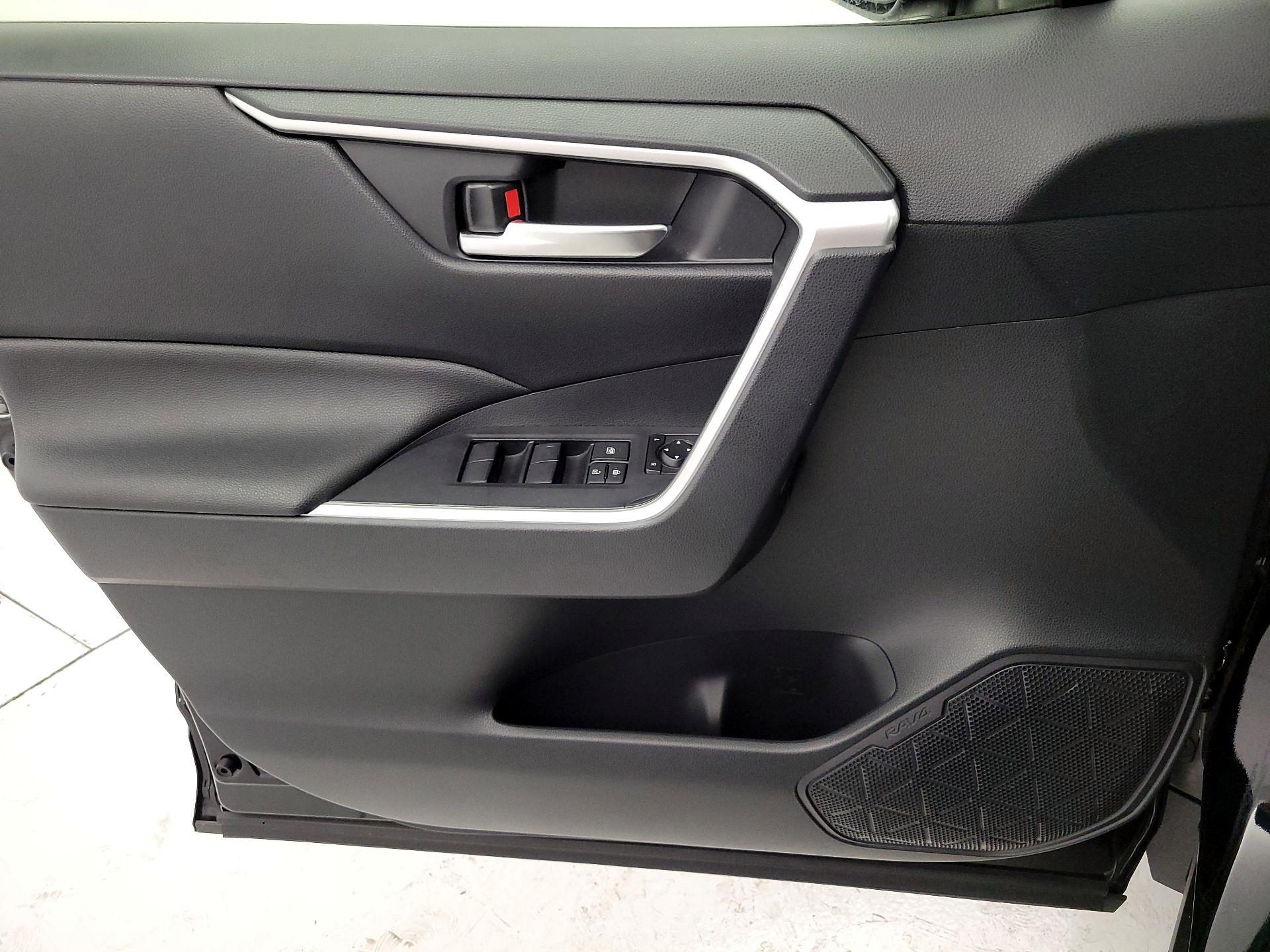 Thumbnail: 2019 Toyota RAV4 - 12