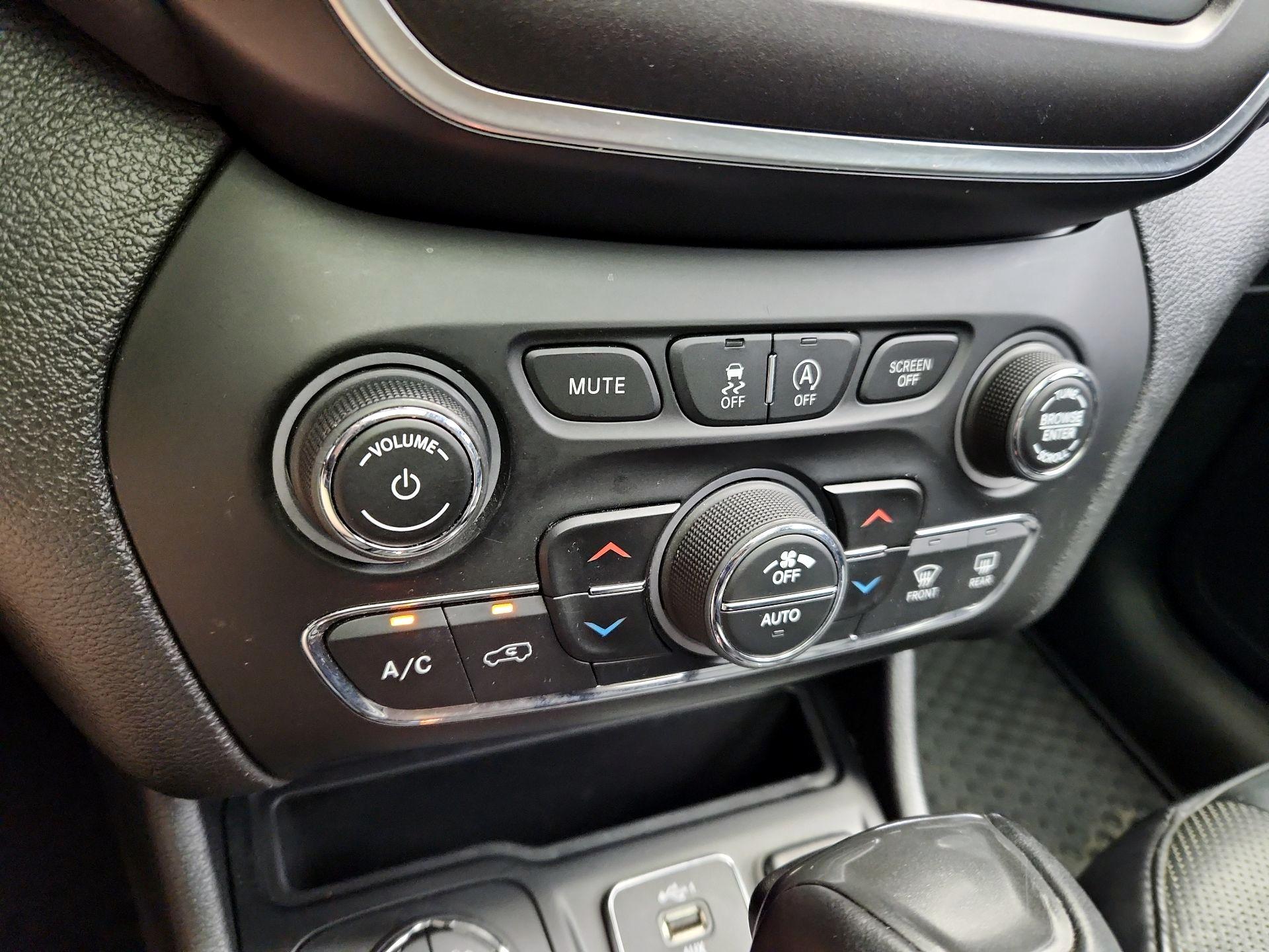 Thumbnail: 2020 Jeep Cherokee - 17