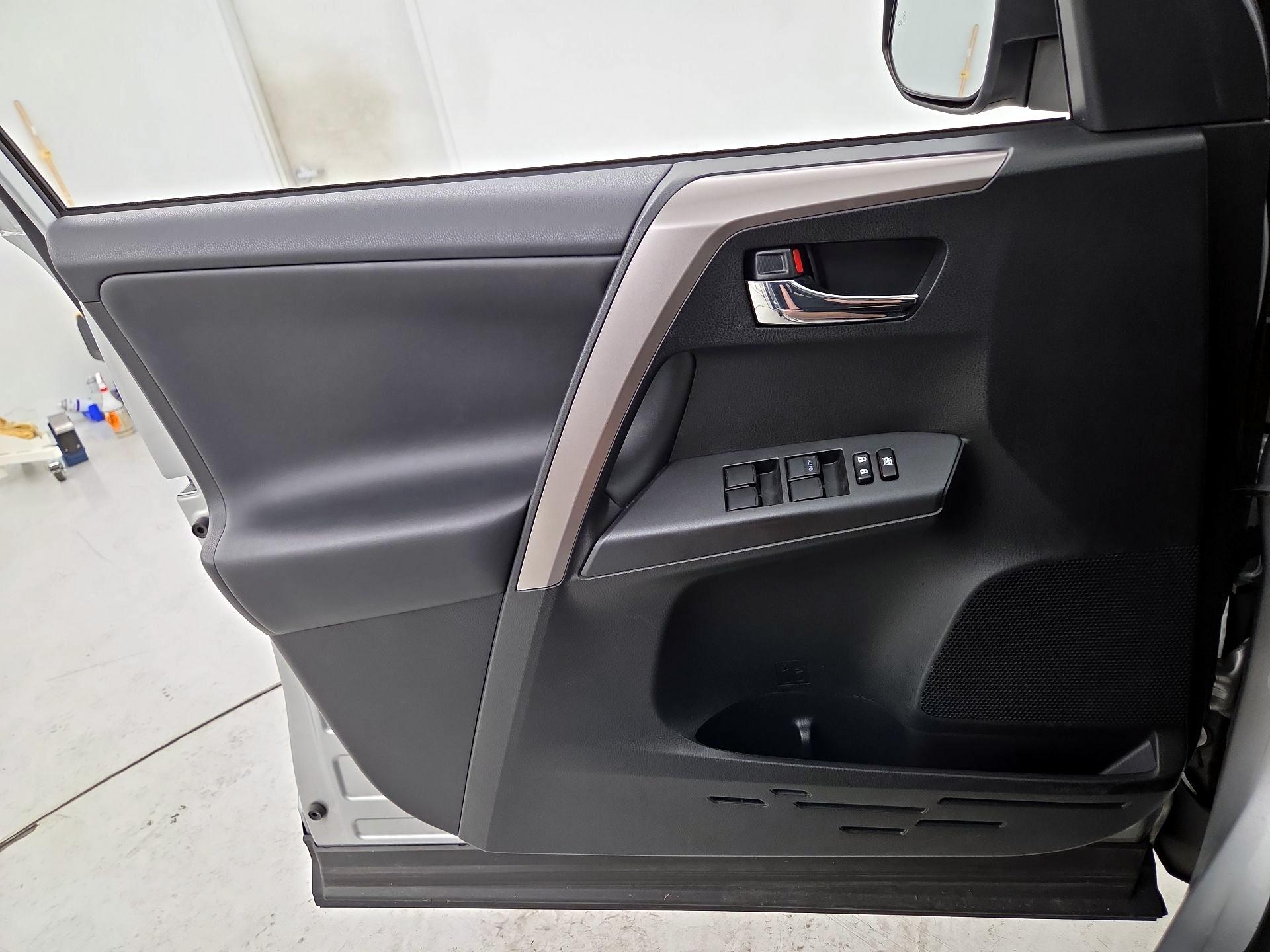 Thumbnail: 2018 Toyota RAV4 - 12