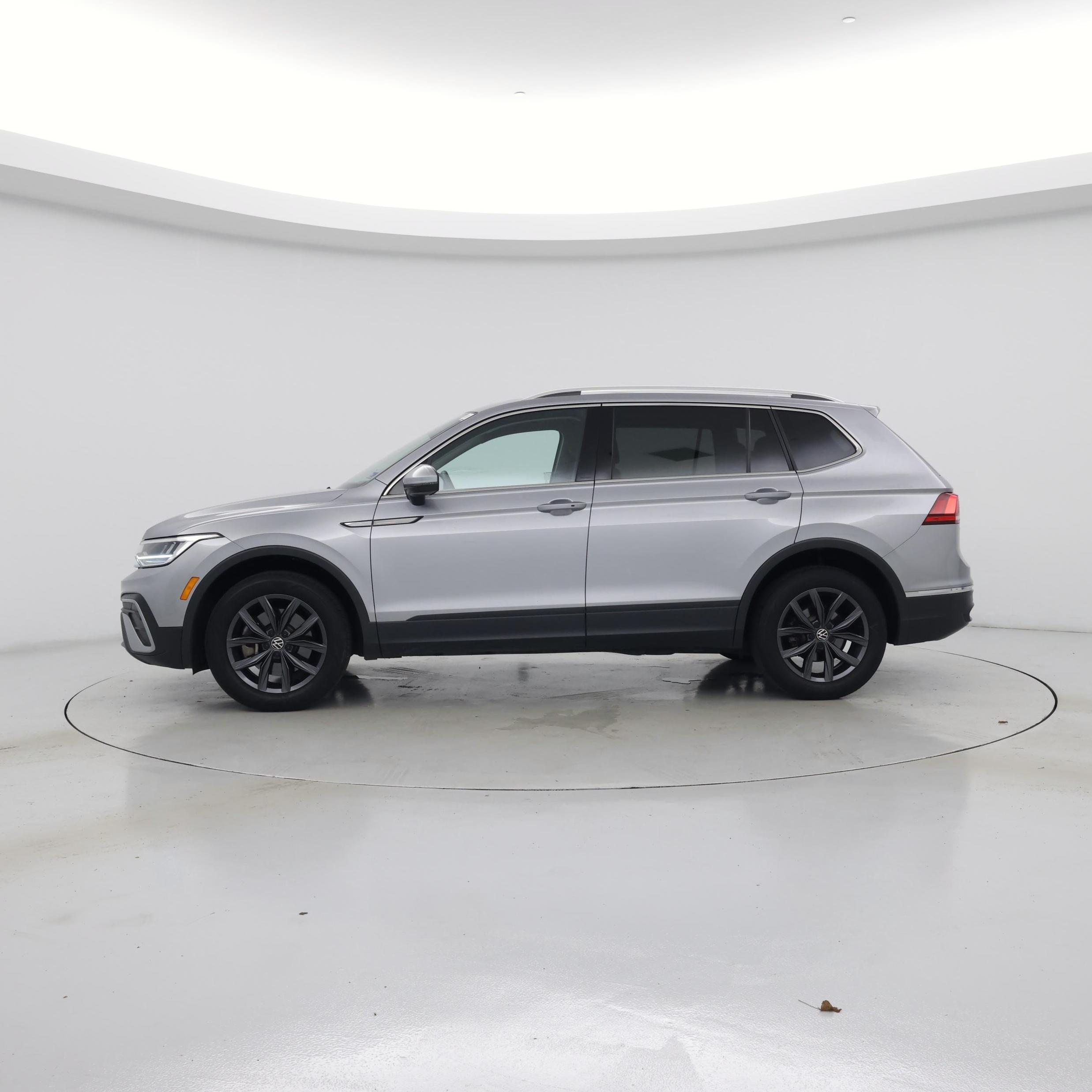 Thumbnail: 2023 Volkswagen Tiguan - 3