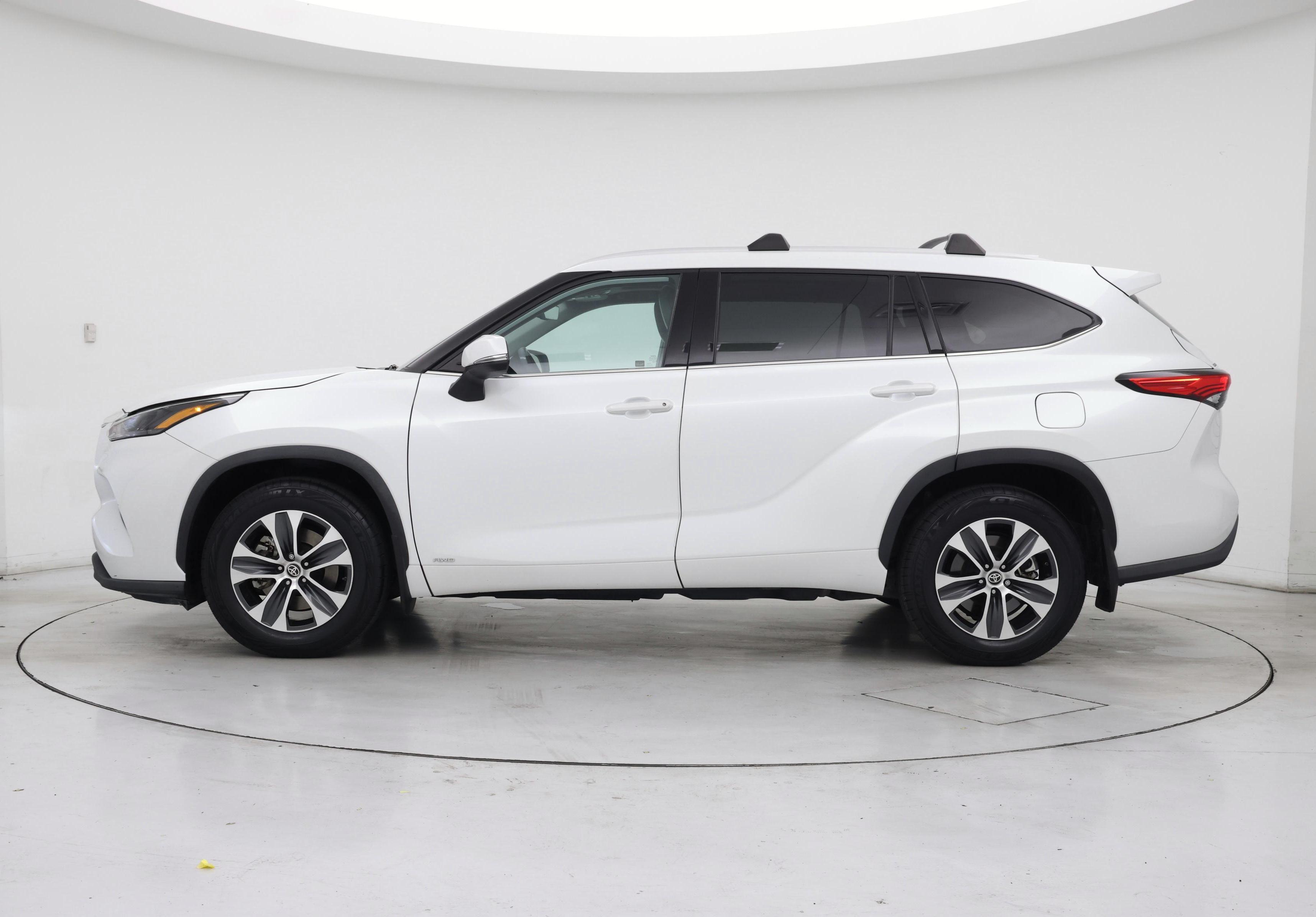 Thumbnail: 2022 Toyota Highlander - 3