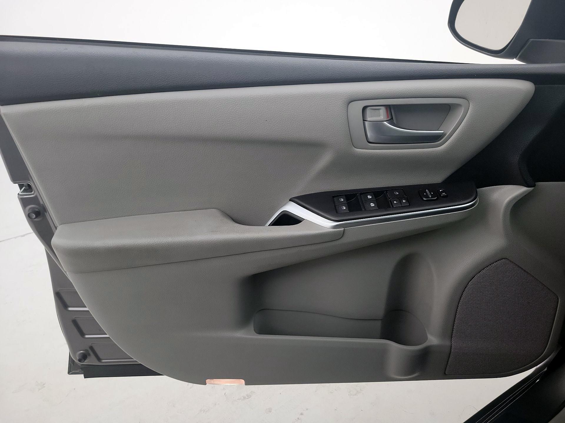 Thumbnail: 2017 Toyota Camry - 12
