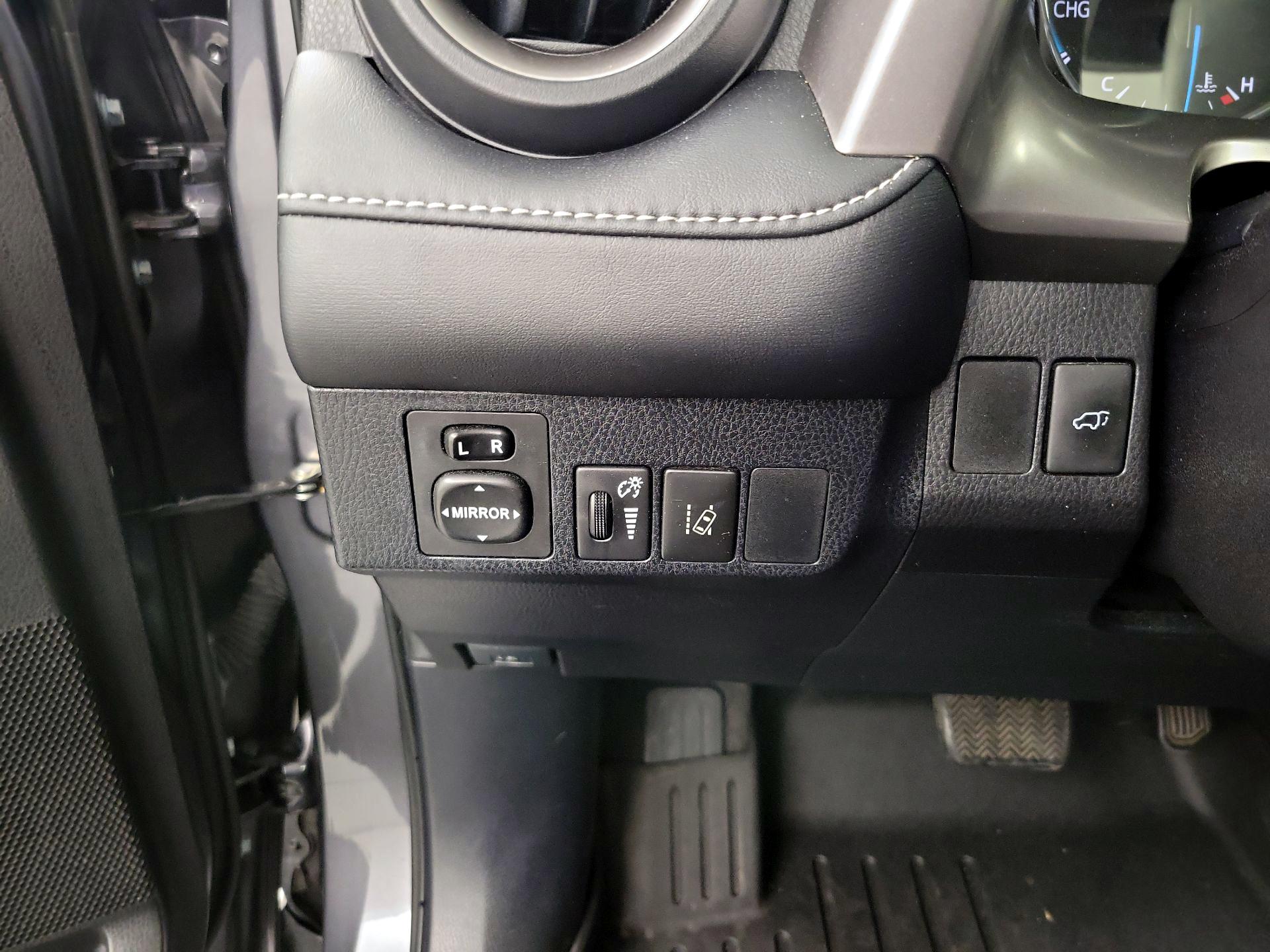 Thumbnail: 2016 Toyota RAV4 - 11