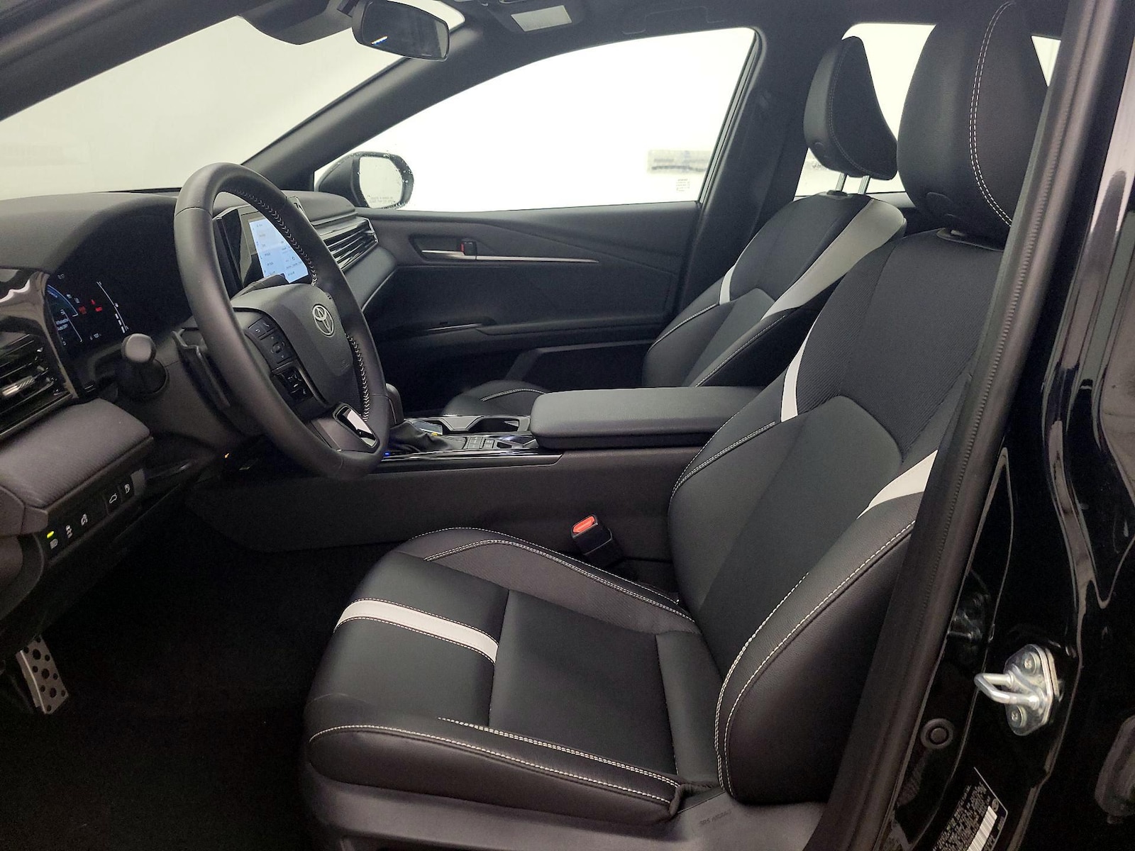 2025 Toyota Camry SE - Photo 12