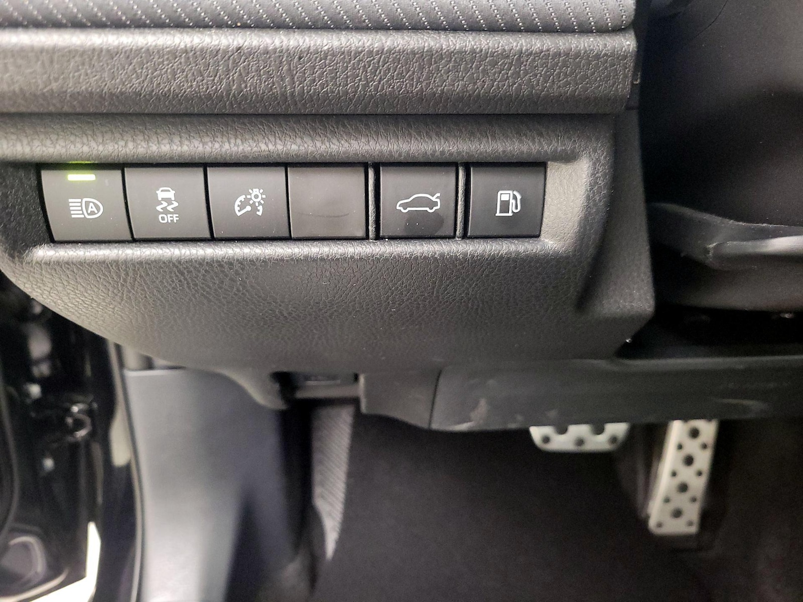 2025 Toyota Camry SE - Photo 14