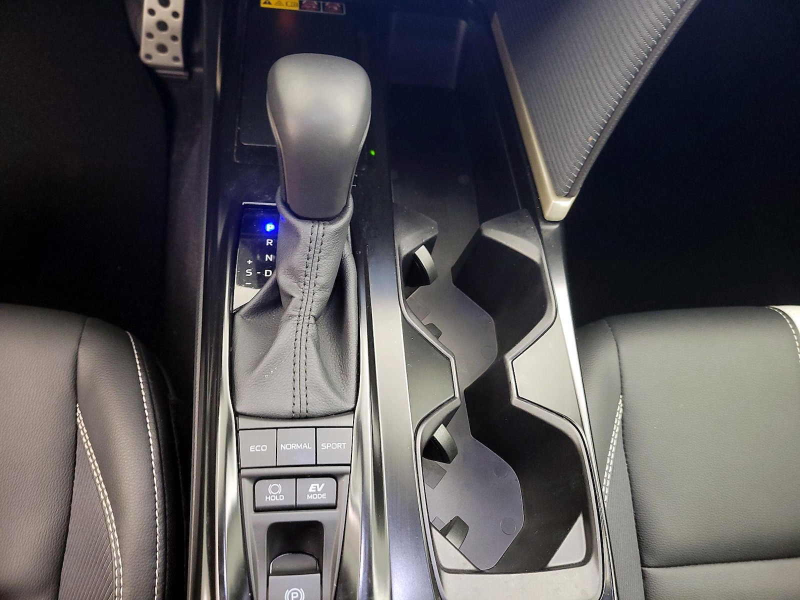 2025 Toyota Camry SE - Photo 18