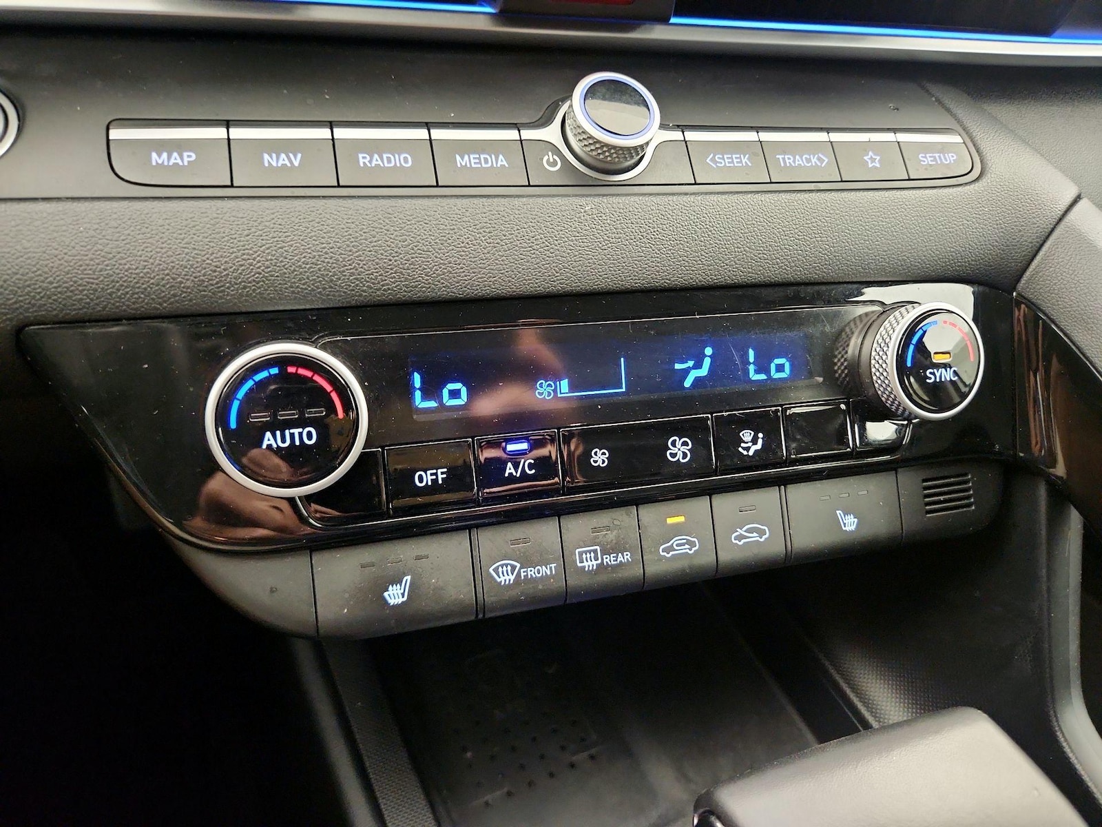 2021 Hyundai Elantra Limited - Photo 18