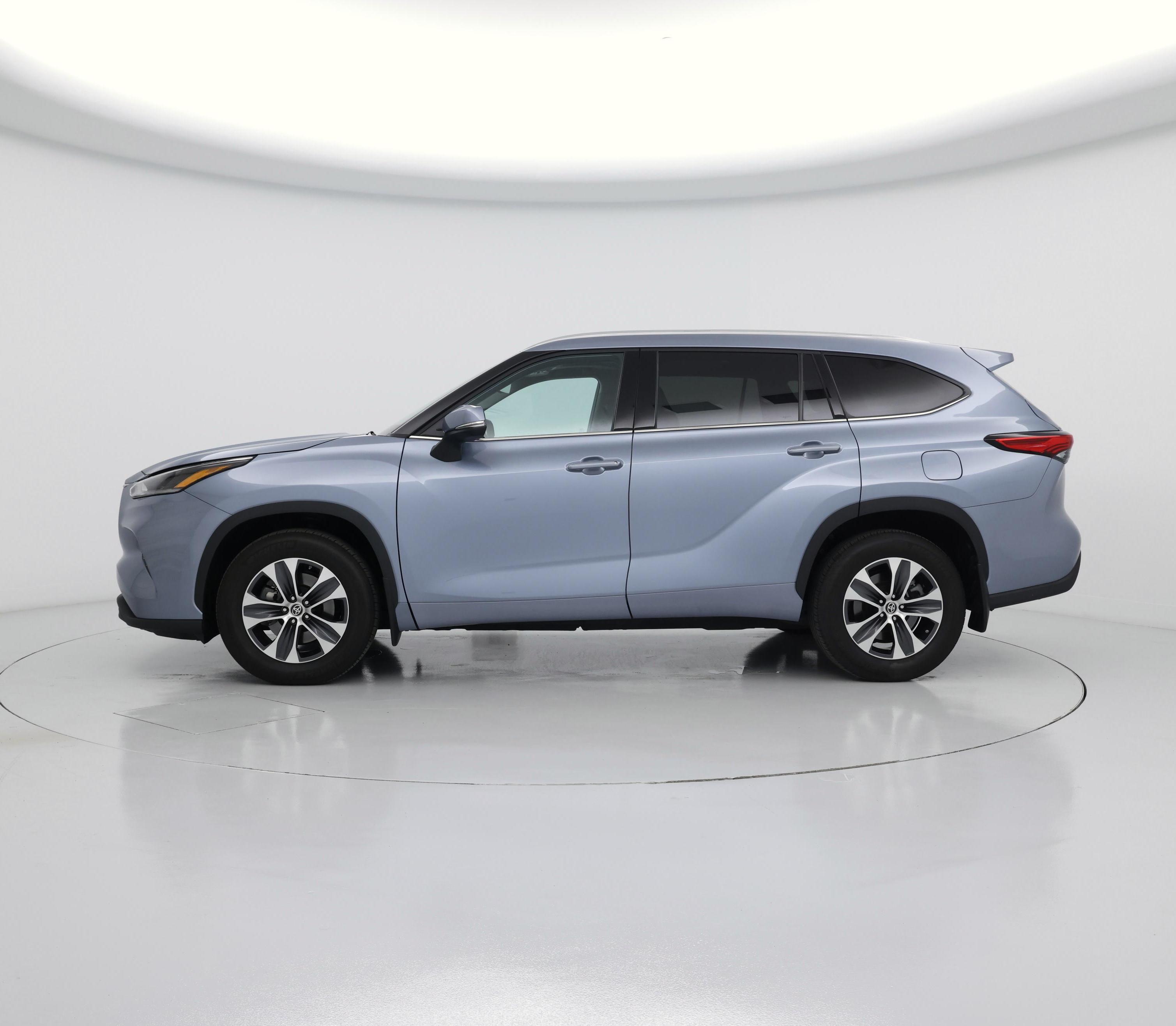 Thumbnail: 2021 Toyota Highlander - 3