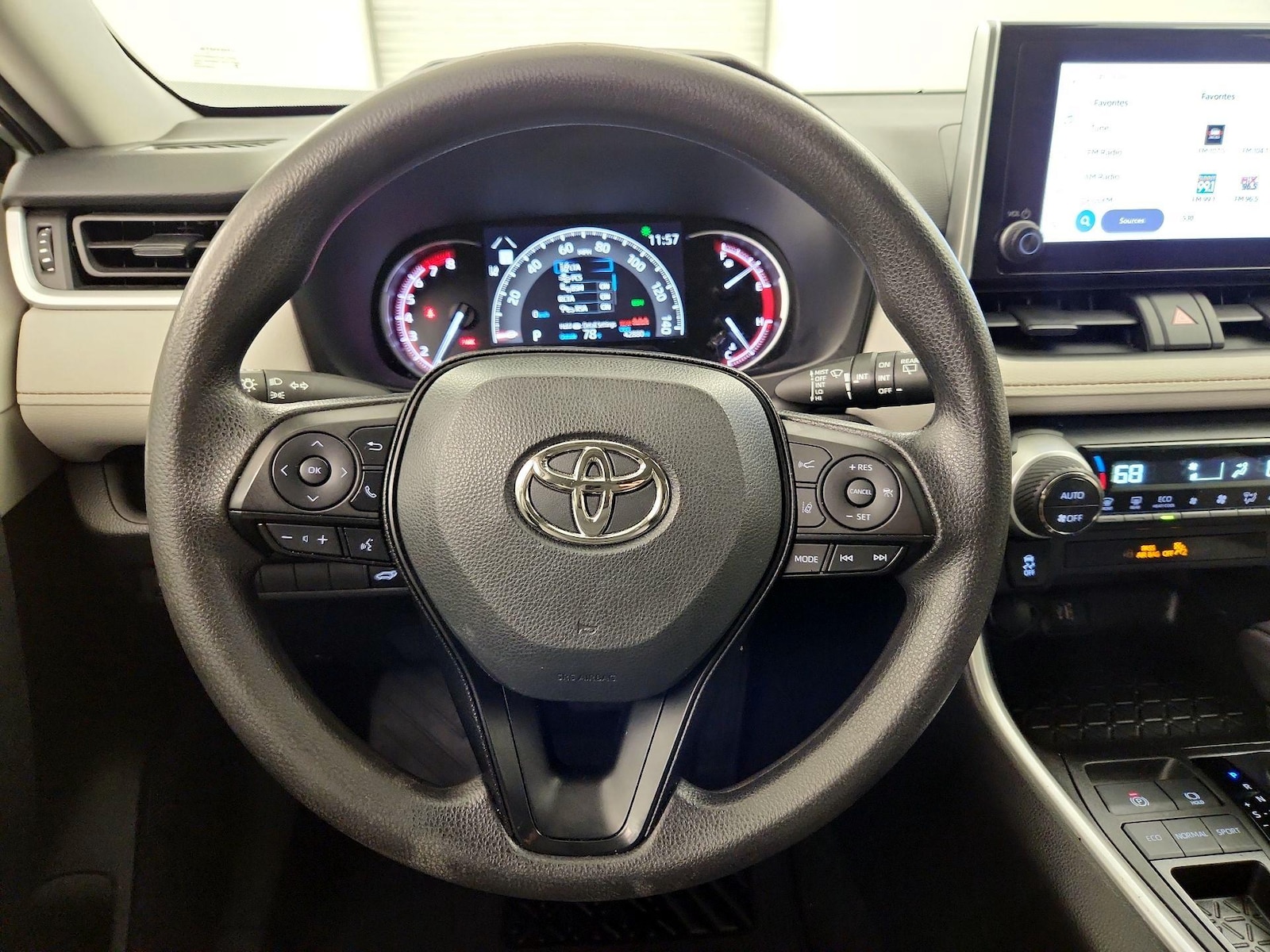 2023 Toyota RAV4 XLE - Photo 11
