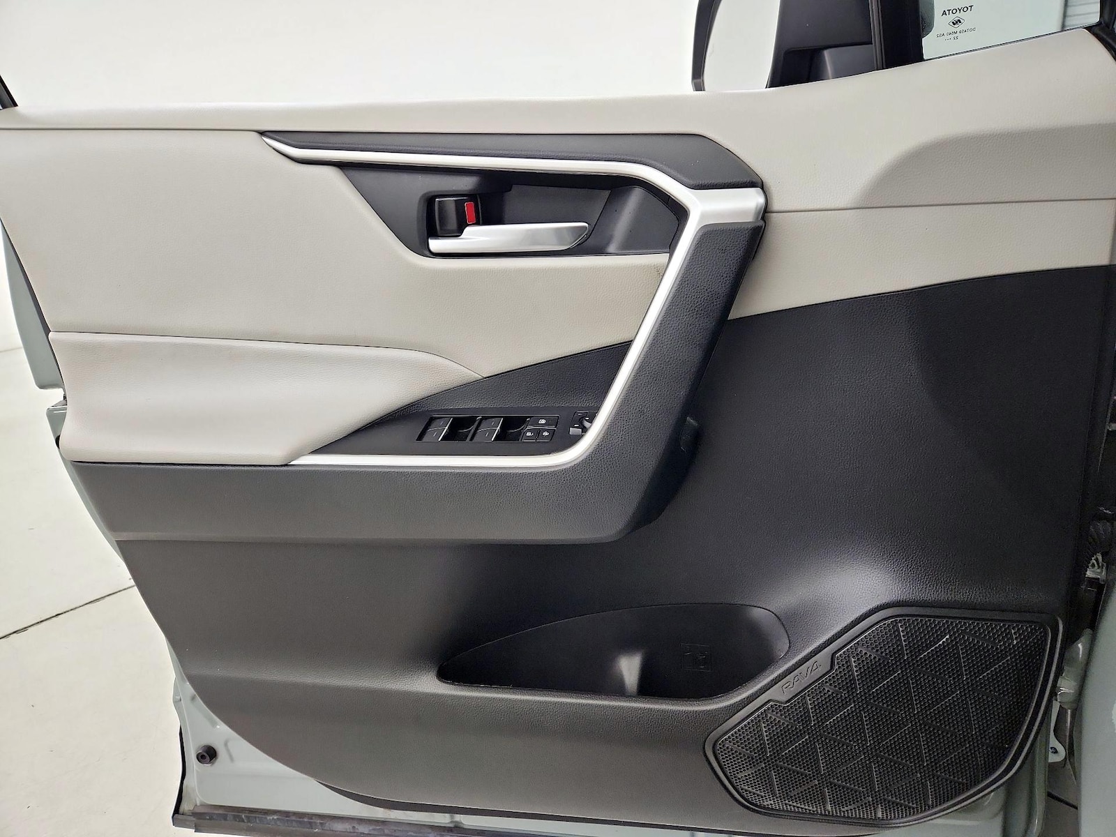 2023 Toyota RAV4 XLE - Photo 13