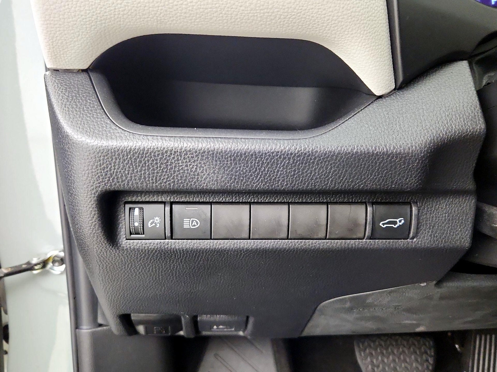 2023 Toyota RAV4 XLE - Photo 14