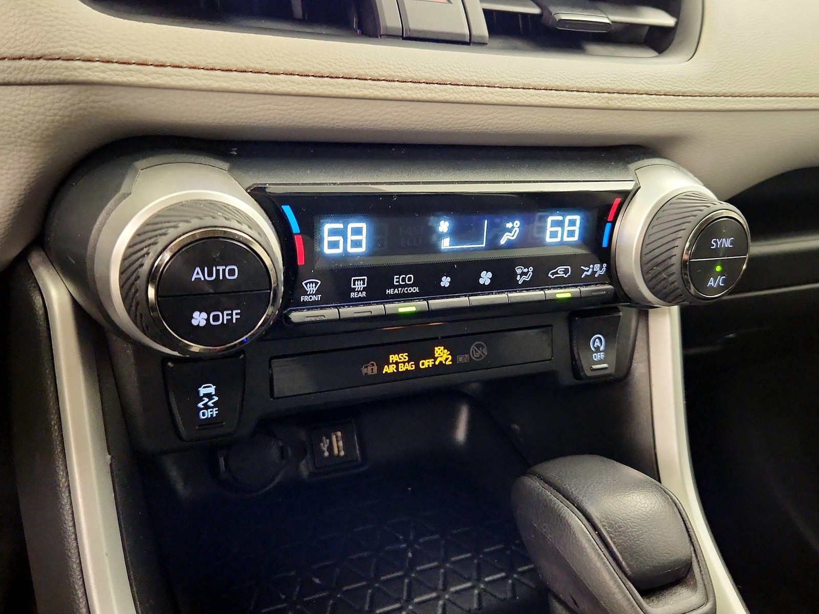 2023 Toyota RAV4 XLE - Photo 17
