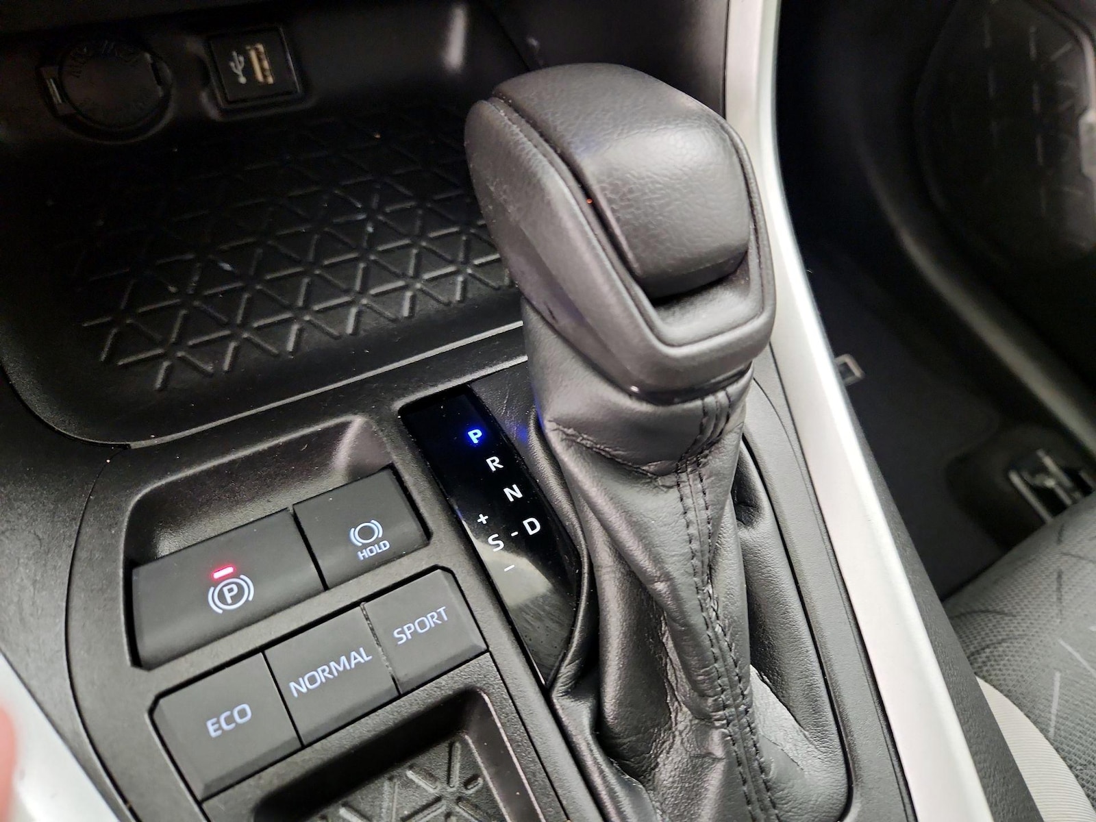 2023 Toyota RAV4 XLE - Photo 18