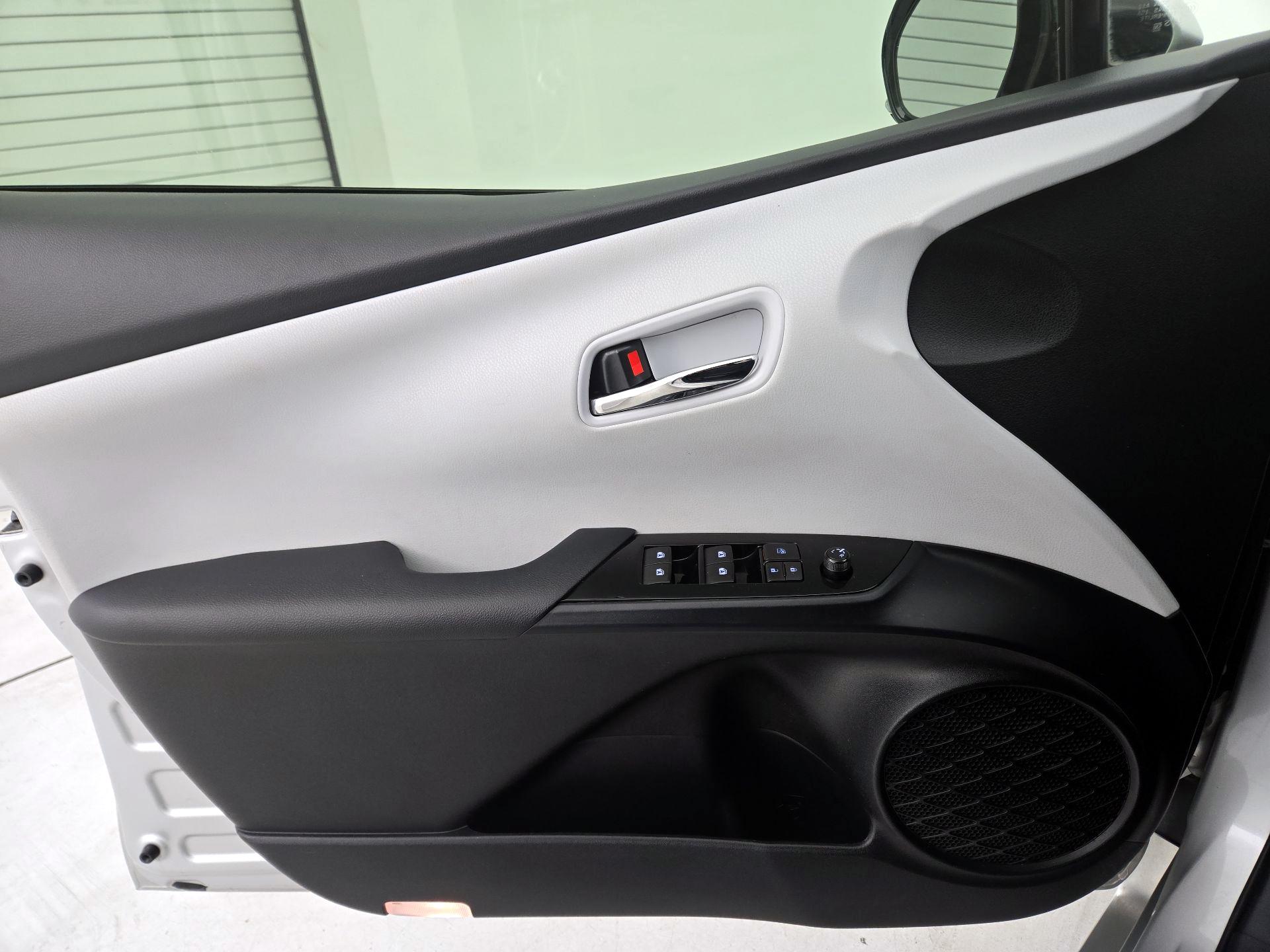 Thumbnail: 2016 Toyota Prius - 12