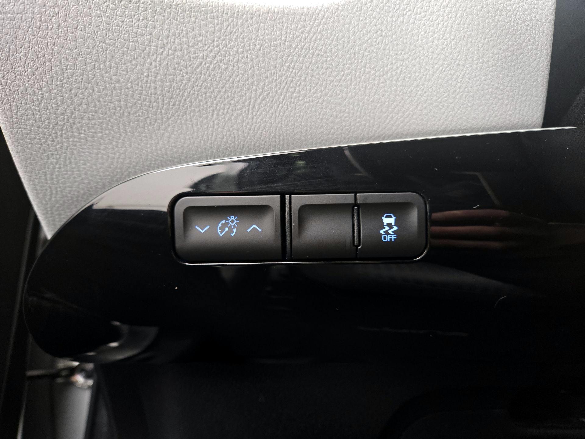 Thumbnail: 2016 Toyota Prius - 13