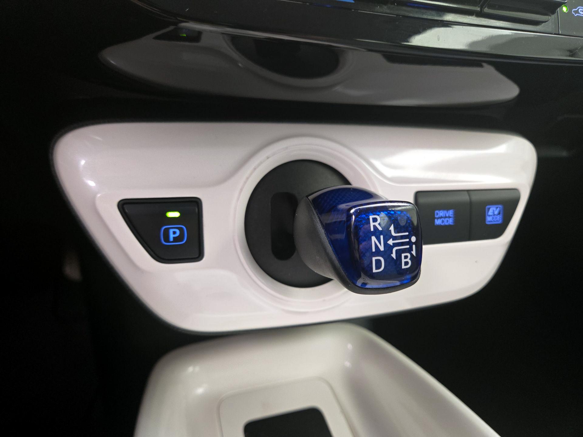 Thumbnail: 2016 Toyota Prius - 18