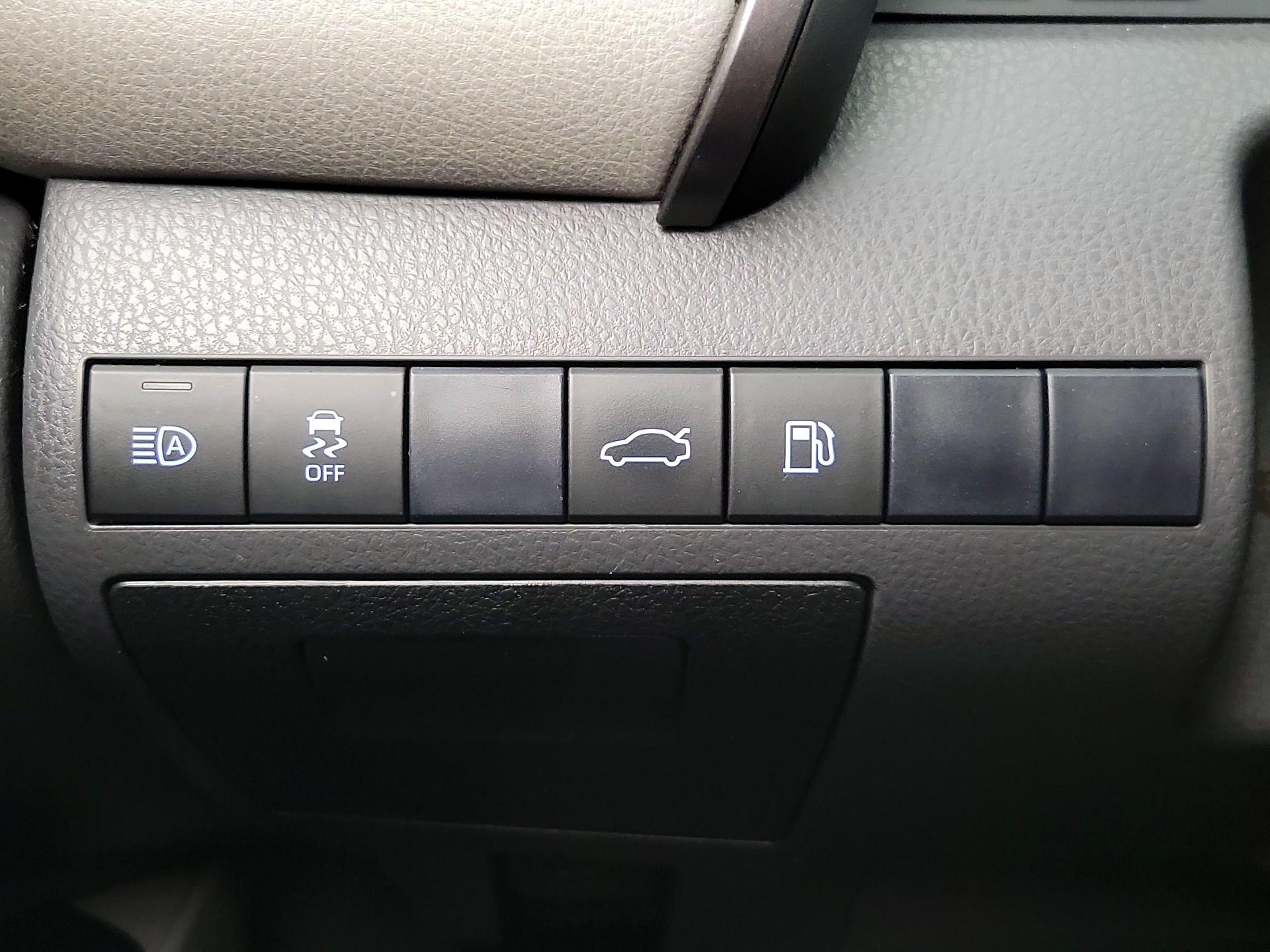 Thumbnail: 2018 Toyota Camry - 13