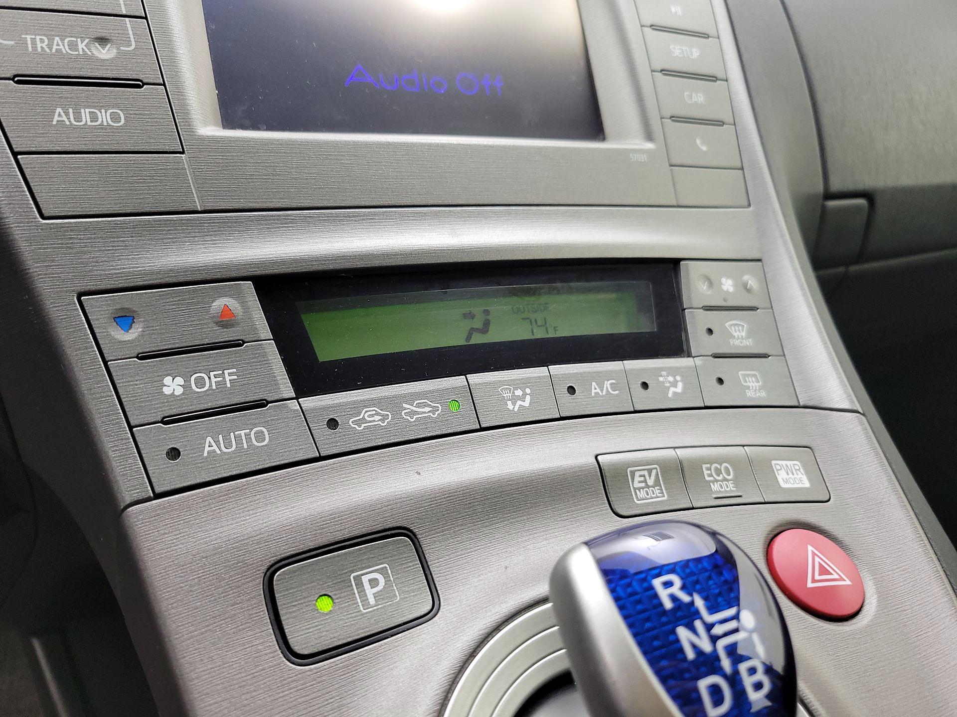 Thumbnail: 2015 Toyota Prius - 16