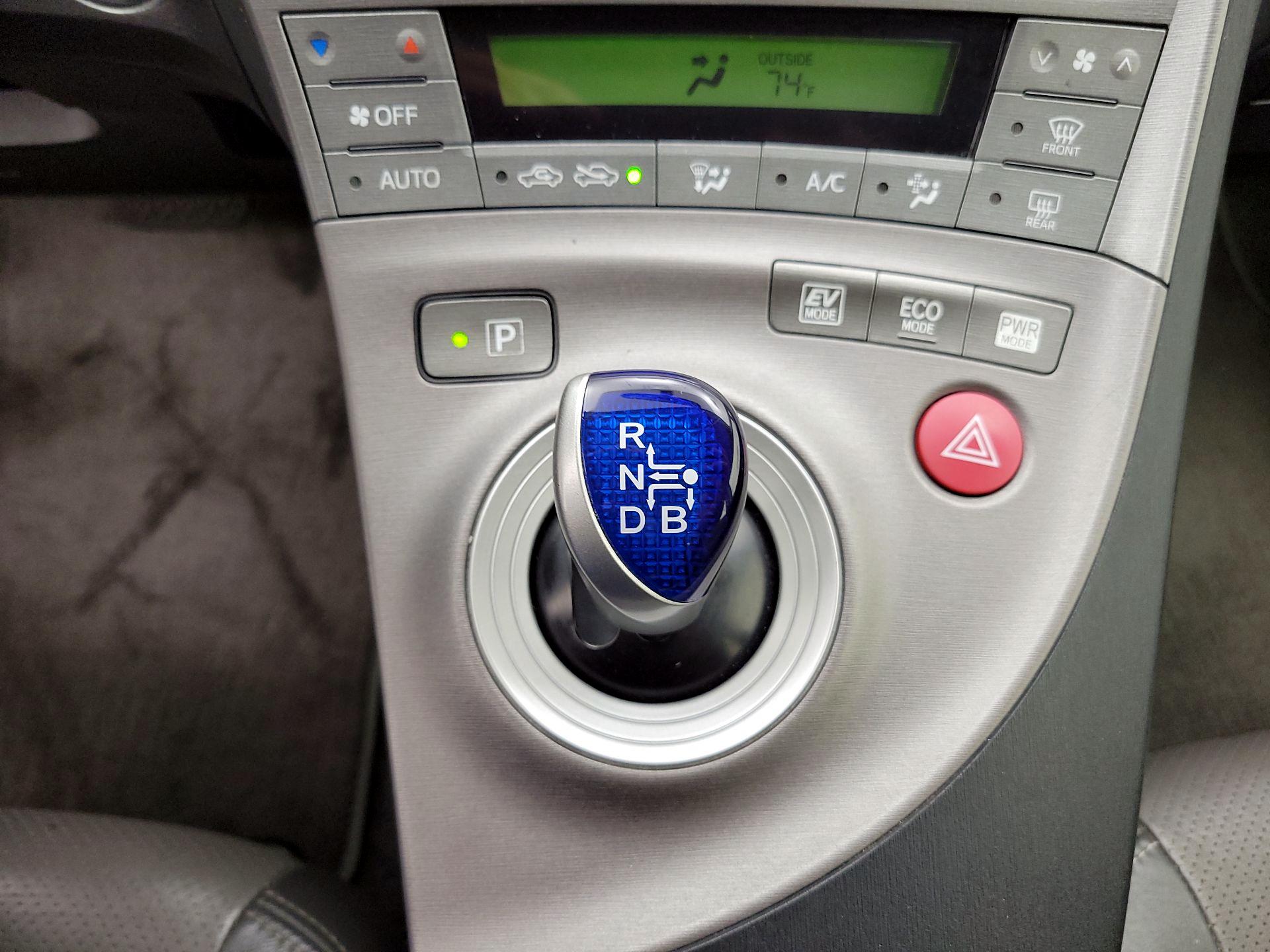Thumbnail: 2015 Toyota Prius - 17