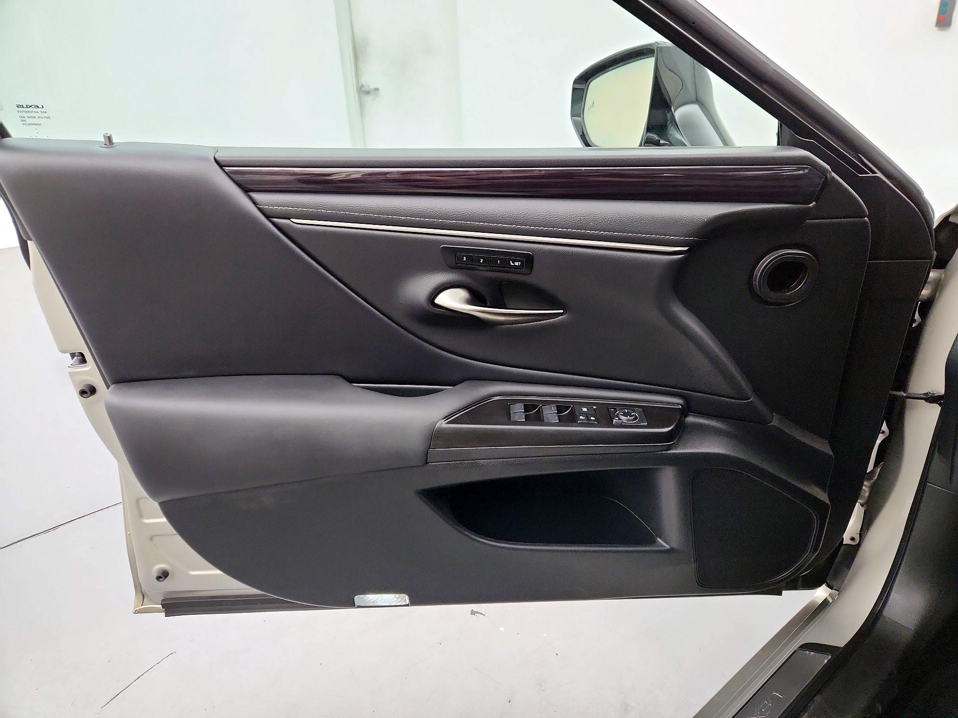 Thumbnail: 2019 Lexus ES - 12