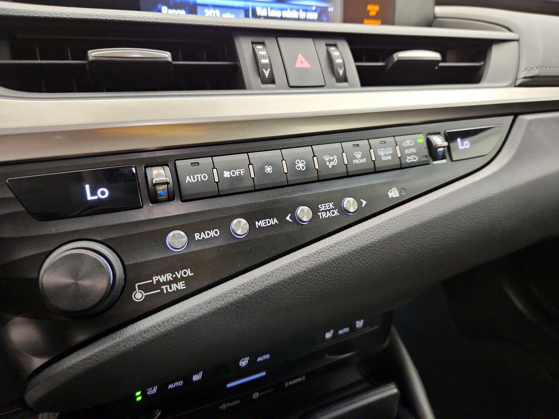 Thumbnail: 2019 Lexus ES - 16
