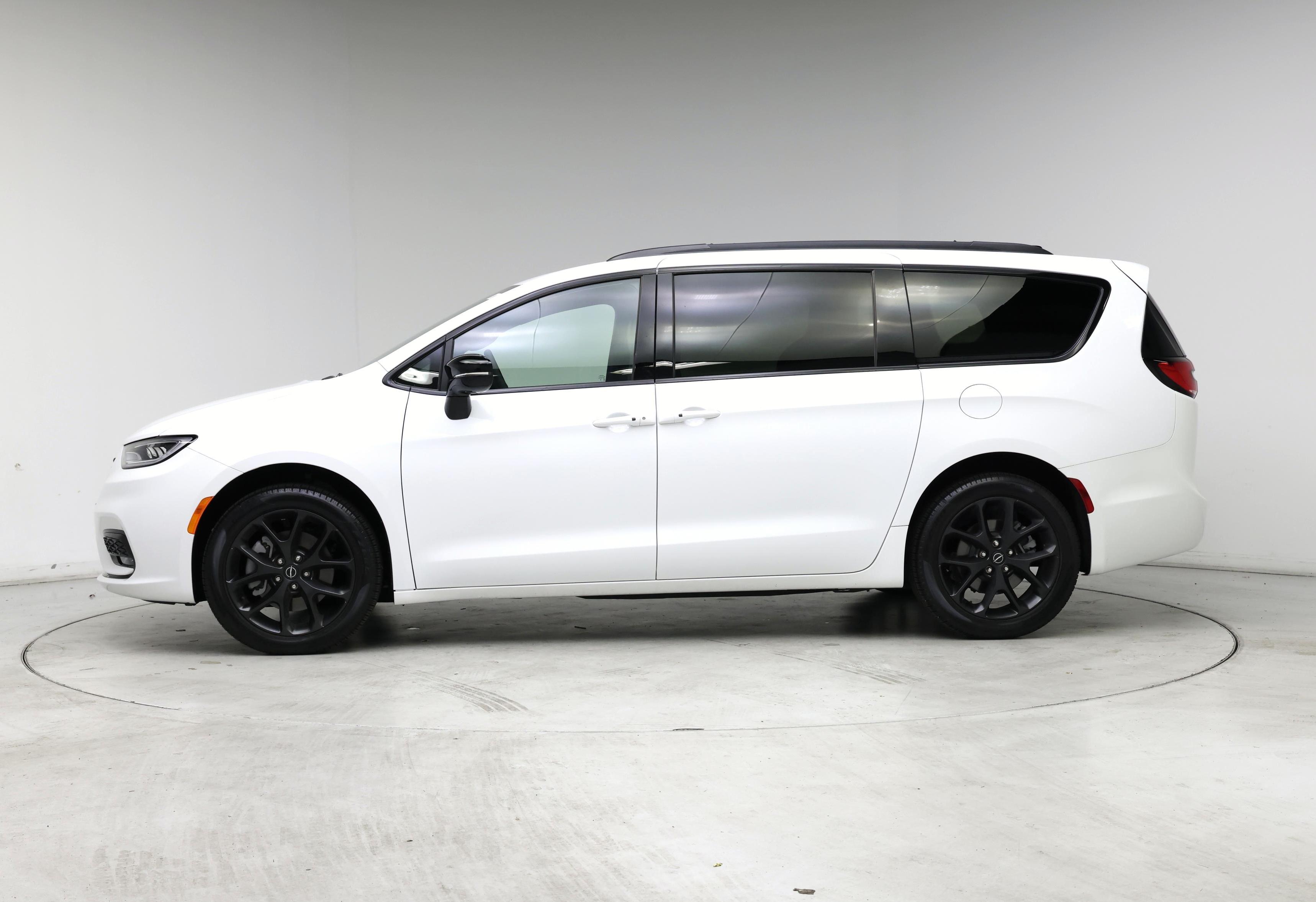 Thumbnail: 2026 Chrysler Pacifica - 3