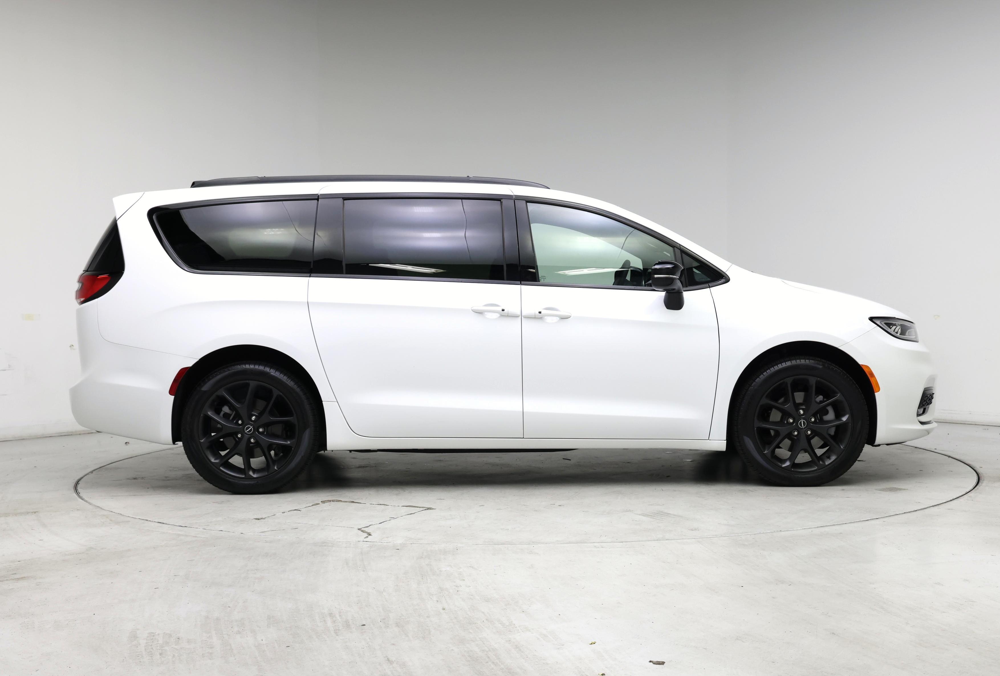 Thumbnail: 2026 Chrysler Pacifica - 7