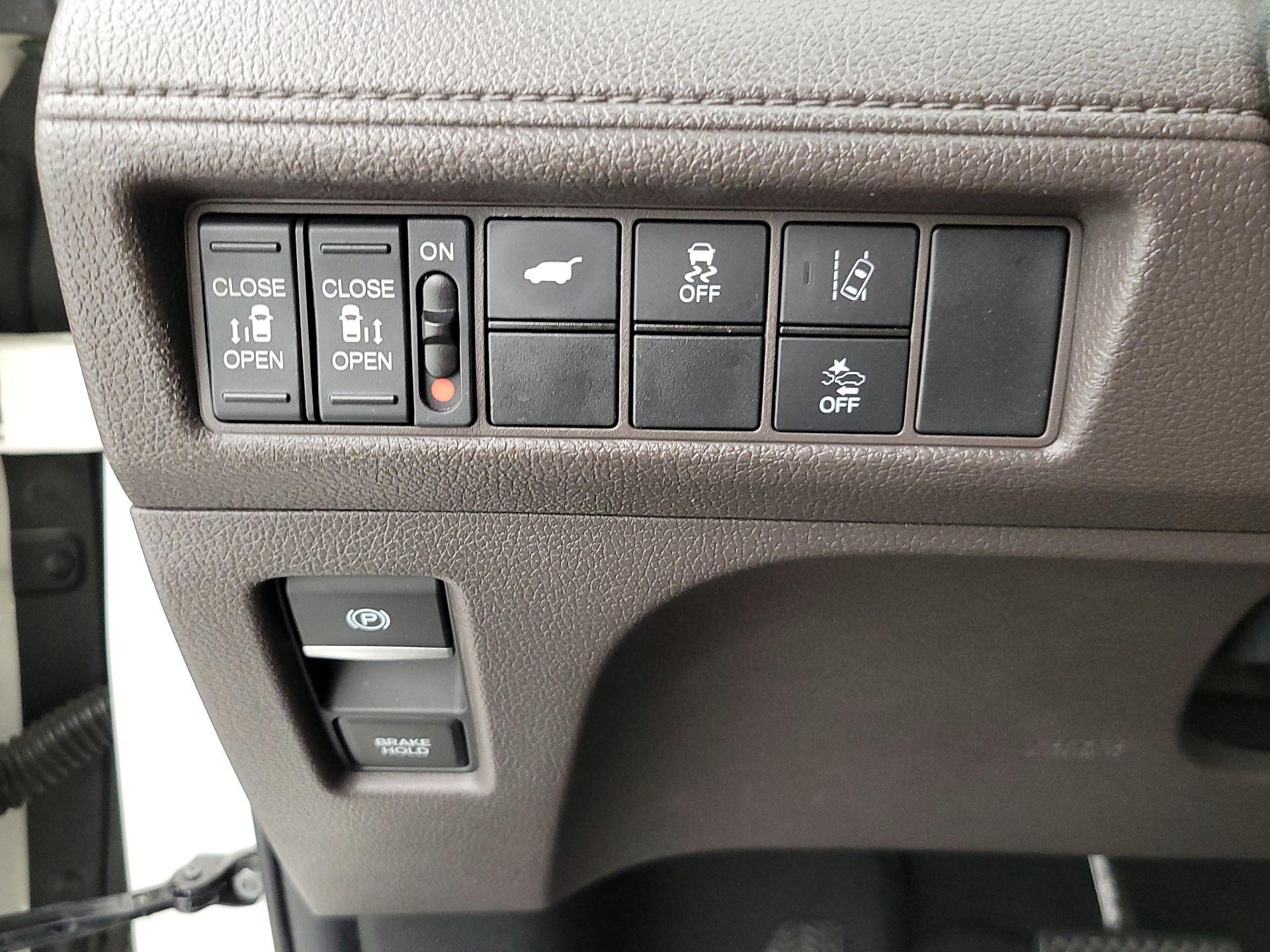 Thumbnail: 2018 Honda Odyssey - 13