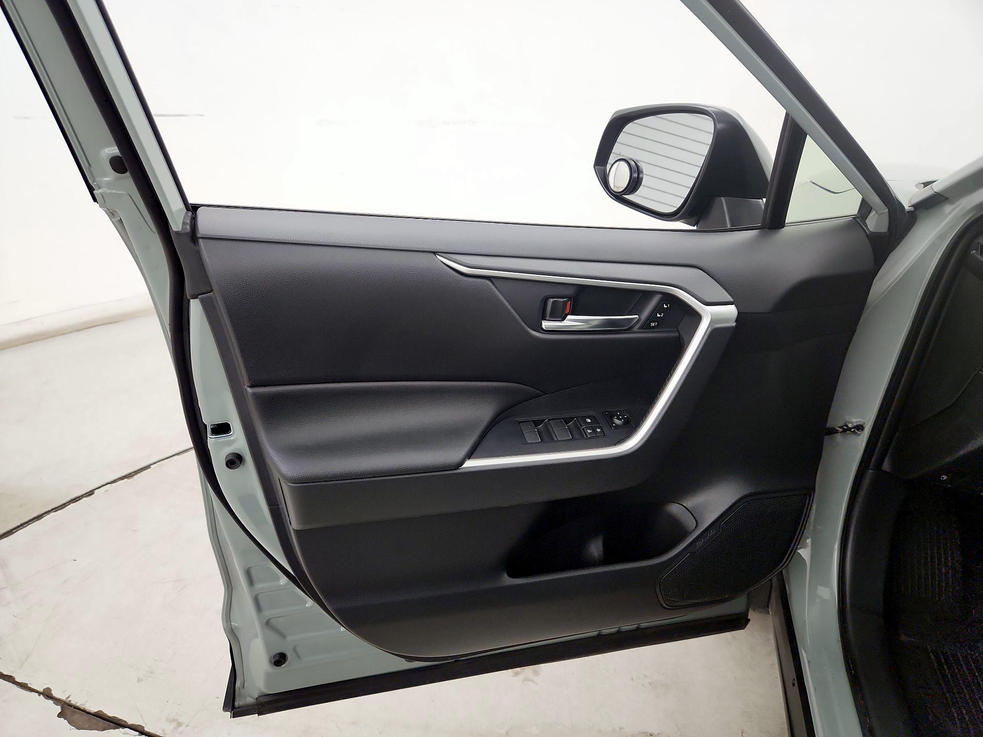 Thumbnail: 2022 Toyota RAV4 - 12