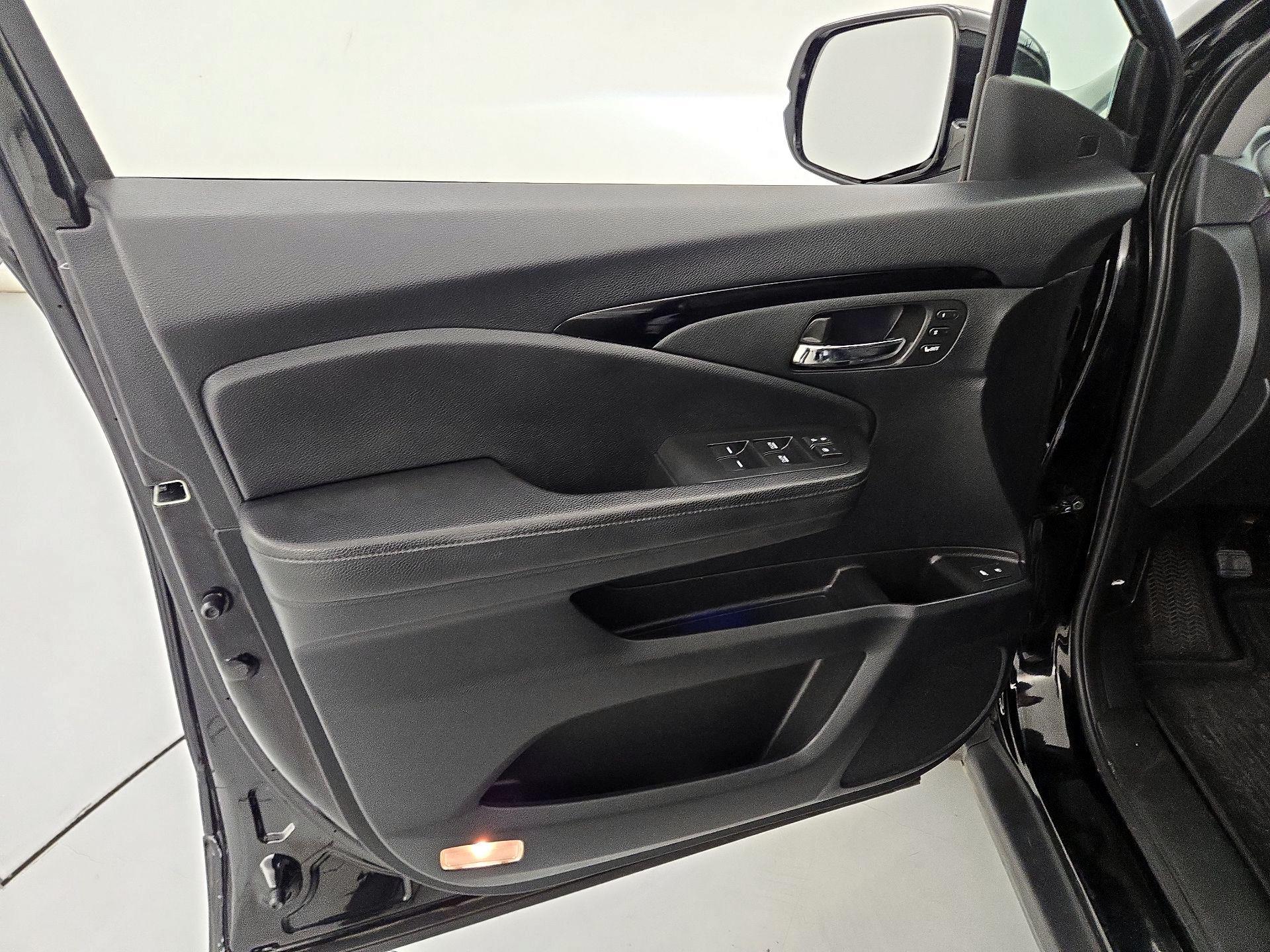 Thumbnail: 2017 Honda Pilot - 12