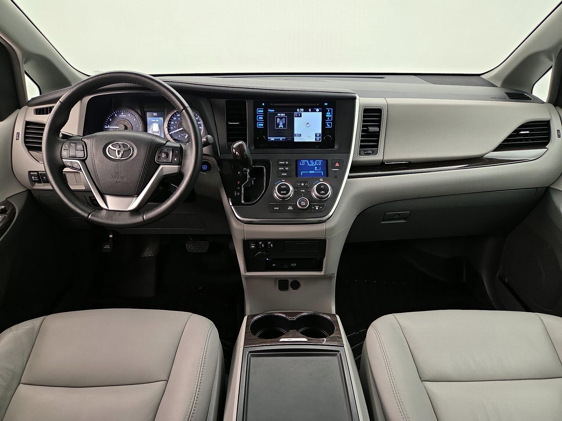 Thumbnail: 2017 Toyota Sienna - 9